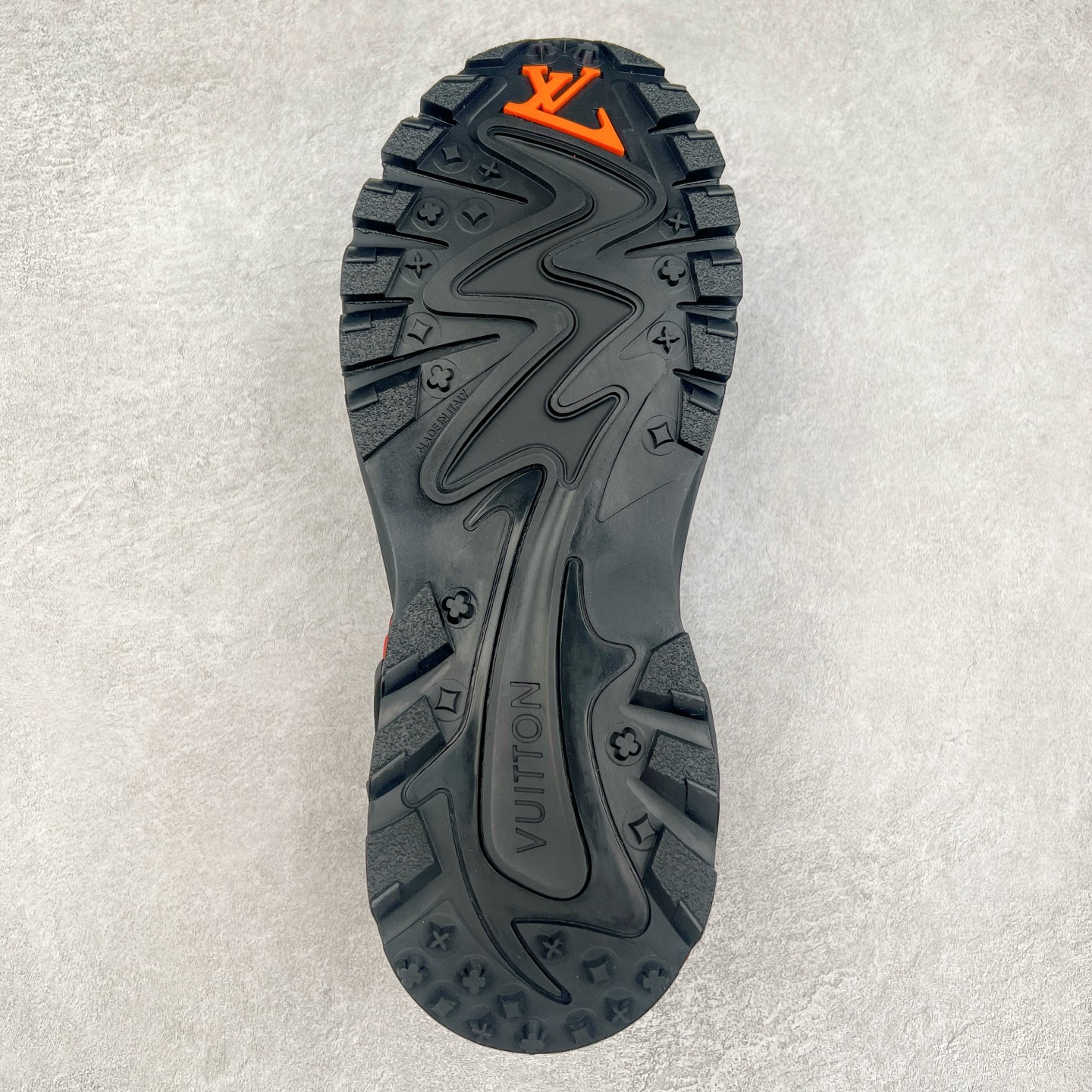 图片[9]-＃GD广顶 LV RUNNER TATIC 2023SS 系列运动鞋 老爹鞋继LV trainer滑板鞋火爆的同时 Virgil先生又一心血之作 Tatic有着一种神秘、变幻莫测的感觉 以复古跑鞋为灵感、又被加入了泰坦的未来元素 老爹鞋外观加 Damier格纹 Monogram 印花 双层鞋舌的设计 融合织布 漆皮等多元材质 此次拼接科技网格面料和牛皮革，呈现瞩目色彩渐变 LV 字母和反光 Monogram 花卉跃现一侧 vuitton 标识栖身外底 尺码：38-45-选品中心