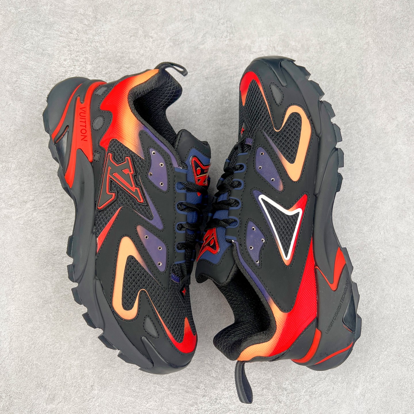 图片[3]-＃GD广顶 LV RUNNER TATIC 2023SS 系列运动鞋 老爹鞋继LV trainer滑板鞋火爆的同时 Virgil先生又一心血之作 Tatic有着一种神秘、变幻莫测的感觉 以复古跑鞋为灵感、又被加入了泰坦的未来元素 老爹鞋外观加 Damier格纹 Monogram 印花 双层鞋舌的设计 融合织布 漆皮等多元材质 此次拼接科技网格面料和牛皮革，呈现瞩目色彩渐变 LV 字母和反光 Monogram 花卉跃现一侧 vuitton 标识栖身外底 尺码：38-45-选品中心