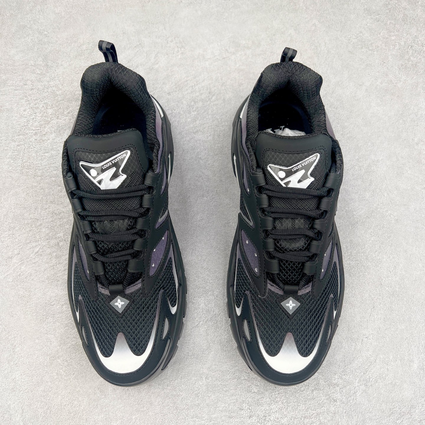 图片[2]-＃GD广顶 LV RUNNER TATIC 2023SS 系列运动鞋 老爹鞋继LV trainer滑板鞋火爆的同时 Virgil先生又一心血之作 Tatic有着一种神秘、变幻莫测的感觉 以复古跑鞋为灵感、又被加入了泰坦的未来元素 老爹鞋外观加 Damier格纹 Monogram 印花 双层鞋舌的设计 融合织布 漆皮等多元材质 此次拼接科技网格面料和牛皮革，呈现瞩目色彩渐变 LV 字母和反光 Monogram 花卉跃现一侧 vuitton 标识栖身外底 尺码：38-45-选品中心