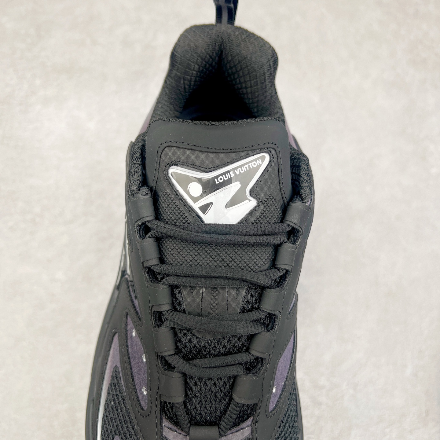 图片[5]-＃GD广顶 LV RUNNER TATIC 2023SS 系列运动鞋 老爹鞋继LV trainer滑板鞋火爆的同时 Virgil先生又一心血之作 Tatic有着一种神秘、变幻莫测的感觉 以复古跑鞋为灵感、又被加入了泰坦的未来元素 老爹鞋外观加 Damier格纹 Monogram 印花 双层鞋舌的设计 融合织布 漆皮等多元材质 此次拼接科技网格面料和牛皮革，呈现瞩目色彩渐变 LV 字母和反光 Monogram 花卉跃现一侧 vuitton 标识栖身外底 尺码：38-45-选品中心