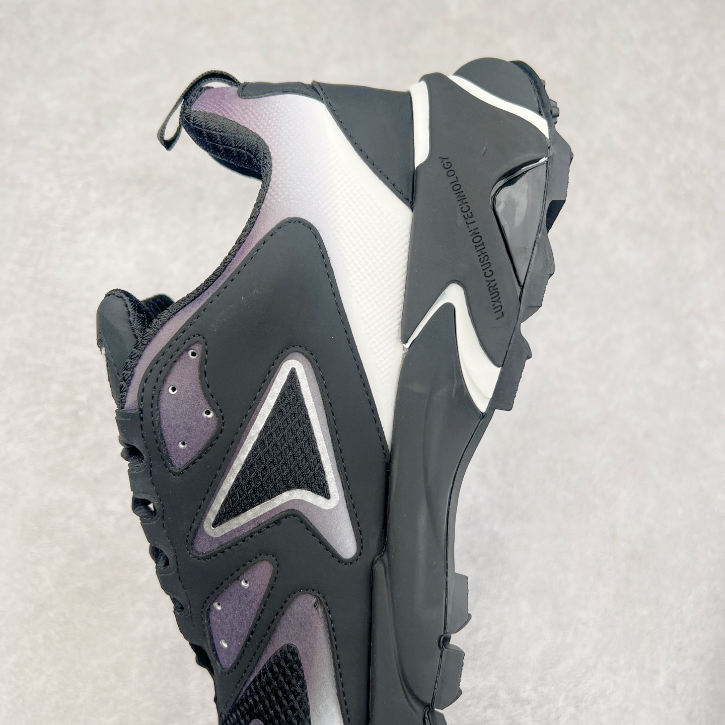 图片[7]-＃GD广顶 LV RUNNER TATIC 2023SS 系列运动鞋 老爹鞋继LV trainer滑板鞋火爆的同时 Virgil先生又一心血之作 Tatic有着一种神秘、变幻莫测的感觉 以复古跑鞋为灵感、又被加入了泰坦的未来元素 老爹鞋外观加 Damier格纹 Monogram 印花 双层鞋舌的设计 融合织布 漆皮等多元材质 此次拼接科技网格面料和牛皮革，呈现瞩目色彩渐变 LV 字母和反光 Monogram 花卉跃现一侧 vuitton 标识栖身外底 尺码：38-45-选品中心