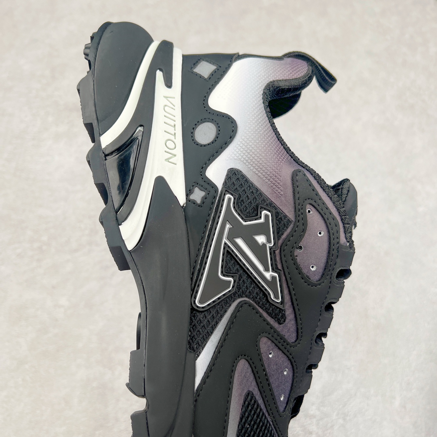 图片[6]-＃GD广顶 LV RUNNER TATIC 2023SS 系列运动鞋 老爹鞋继LV trainer滑板鞋火爆的同时 Virgil先生又一心血之作 Tatic有着一种神秘、变幻莫测的感觉 以复古跑鞋为灵感、又被加入了泰坦的未来元素 老爹鞋外观加 Damier格纹 Monogram 印花 双层鞋舌的设计 融合织布 漆皮等多元材质 此次拼接科技网格面料和牛皮革，呈现瞩目色彩渐变 LV 字母和反光 Monogram 花卉跃现一侧 vuitton 标识栖身外底 尺码：38-45-选品中心