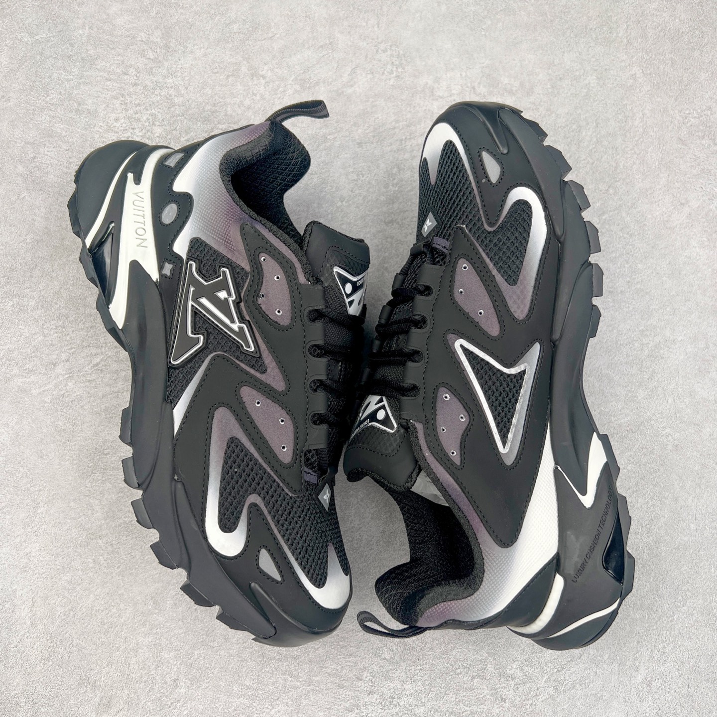 图片[3]-＃GD广顶 LV RUNNER TATIC 2023SS 系列运动鞋 老爹鞋继LV trainer滑板鞋火爆的同时 Virgil先生又一心血之作 Tatic有着一种神秘、变幻莫测的感觉 以复古跑鞋为灵感、又被加入了泰坦的未来元素 老爹鞋外观加 Damier格纹 Monogram 印花 双层鞋舌的设计 融合织布 漆皮等多元材质 此次拼接科技网格面料和牛皮革，呈现瞩目色彩渐变 LV 字母和反光 Monogram 花卉跃现一侧 vuitton 标识栖身外底 尺码：38-45-选品中心