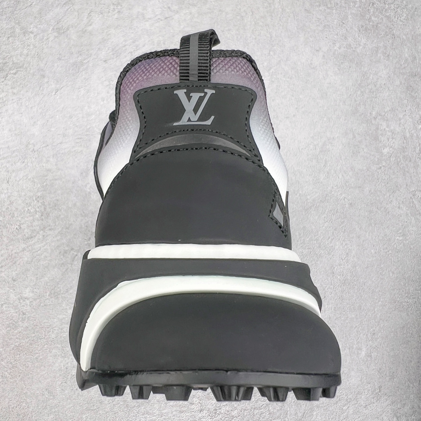 图片[8]-＃GD广顶 LV RUNNER TATIC 2023SS 系列运动鞋 老爹鞋继LV trainer滑板鞋火爆的同时 Virgil先生又一心血之作 Tatic有着一种神秘、变幻莫测的感觉 以复古跑鞋为灵感、又被加入了泰坦的未来元素 老爹鞋外观加 Damier格纹 Monogram 印花 双层鞋舌的设计 融合织布 漆皮等多元材质 此次拼接科技网格面料和牛皮革，呈现瞩目色彩渐变 LV 字母和反光 Monogram 花卉跃现一侧 vuitton 标识栖身外底 尺码：38-45-选品中心