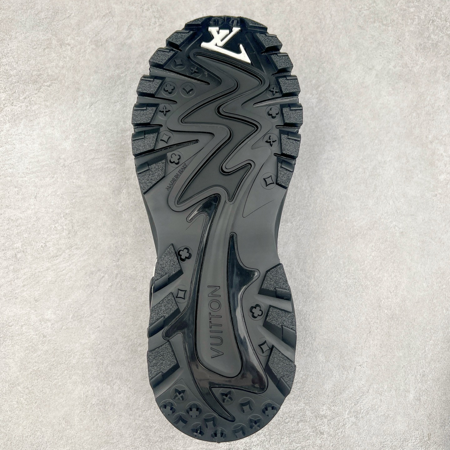 图片[9]-＃GD广顶 LV RUNNER TATIC 2023SS 系列运动鞋 老爹鞋继LV trainer滑板鞋火爆的同时 Virgil先生又一心血之作 Tatic有着一种神秘、变幻莫测的感觉 以复古跑鞋为灵感、又被加入了泰坦的未来元素 老爹鞋外观加 Damier格纹 Monogram 印花 双层鞋舌的设计 融合织布 漆皮等多元材质 此次拼接科技网格面料和牛皮革，呈现瞩目色彩渐变 LV 字母和反光 Monogram 花卉跃现一侧 vuitton 标识栖身外底 尺码：38-45-选品中心