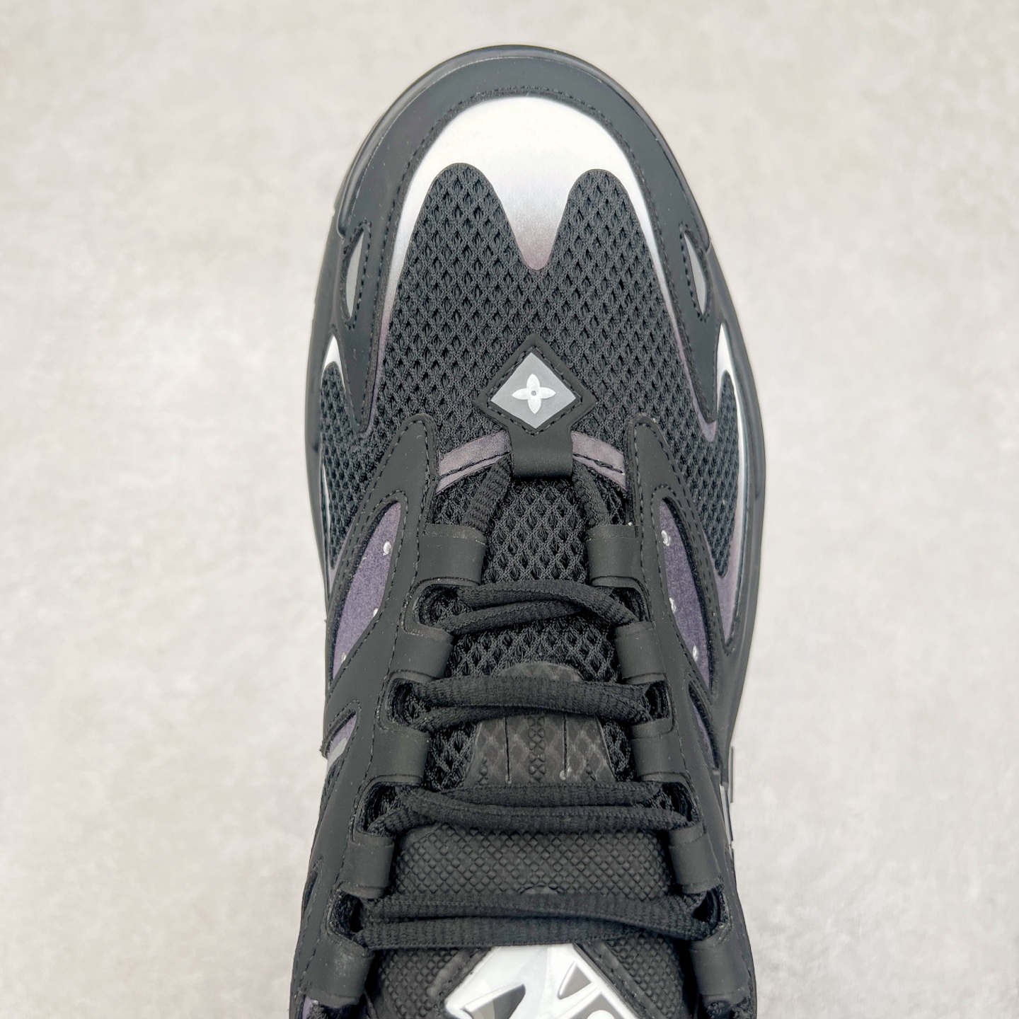 图片[4]-＃GD广顶 LV RUNNER TATIC 2023SS 系列运动鞋 老爹鞋继LV trainer滑板鞋火爆的同时 Virgil先生又一心血之作 Tatic有着一种神秘、变幻莫测的感觉 以复古跑鞋为灵感、又被加入了泰坦的未来元素 老爹鞋外观加 Damier格纹 Monogram 印花 双层鞋舌的设计 融合织布 漆皮等多元材质 此次拼接科技网格面料和牛皮革，呈现瞩目色彩渐变 LV 字母和反光 Monogram 花卉跃现一侧 vuitton 标识栖身外底 尺码：38-45-选品中心