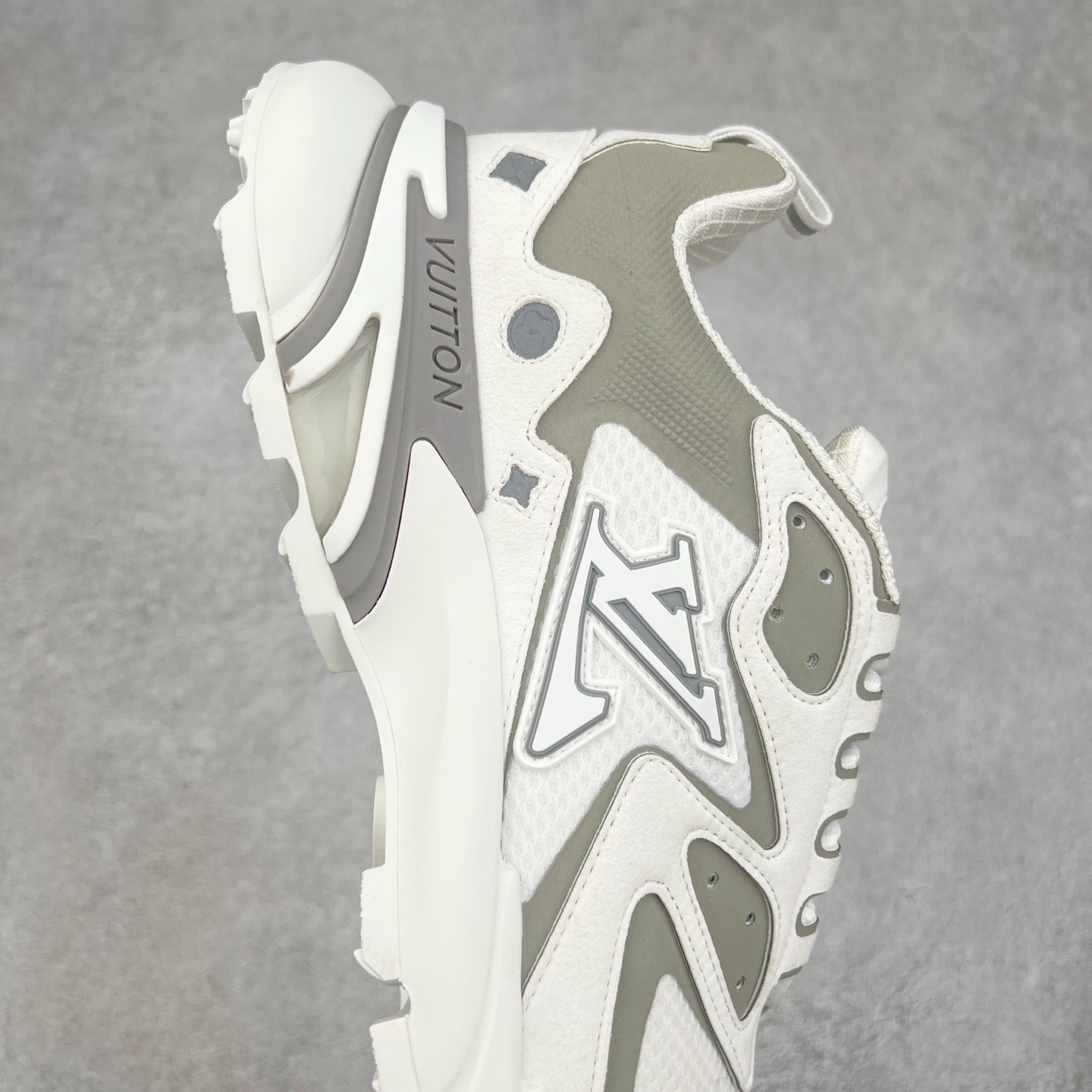 图片[6]-＃GD广顶 LV RUNNER TATIC 2023SS 系列运动鞋 老爹鞋继LV trainer滑板鞋火爆的同时 Virgil先生又一心血之作 Tatic有着一种神秘、变幻莫测的感觉 以复古跑鞋为灵感、又被加入了泰坦的未来元素 老爹鞋外观加 Damier格纹 Monogram 印花 双层鞋舌的设计 融合织布 漆皮等多元材质 此次拼接科技网格面料和牛皮革，呈现瞩目色彩渐变 LV 字母和反光 Monogram 花卉跃现一侧 vuitton 标识栖身外底 尺码：38-45-选品中心