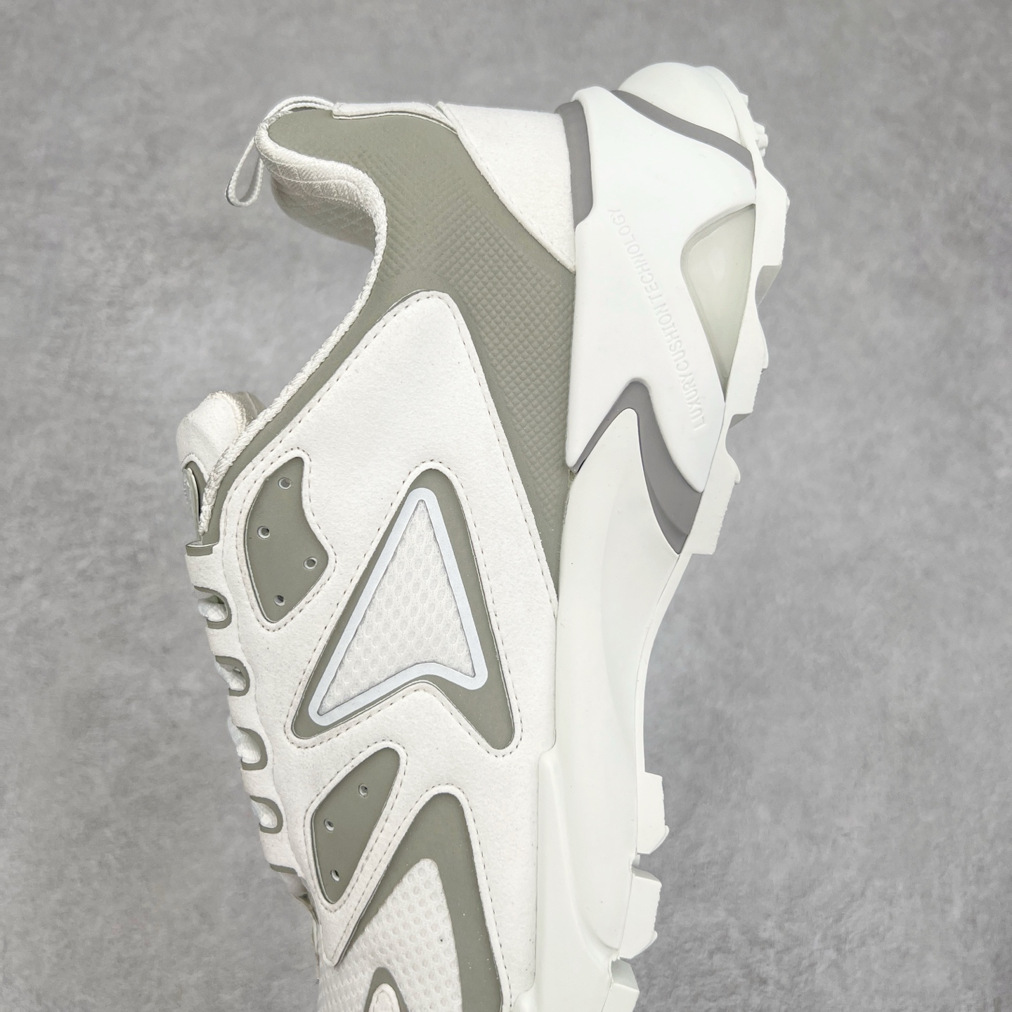 图片[7]-＃GD广顶 LV RUNNER TATIC 2023SS 系列运动鞋 老爹鞋继LV trainer滑板鞋火爆的同时 Virgil先生又一心血之作 Tatic有着一种神秘、变幻莫测的感觉 以复古跑鞋为灵感、又被加入了泰坦的未来元素 老爹鞋外观加 Damier格纹 Monogram 印花 双层鞋舌的设计 融合织布 漆皮等多元材质 此次拼接科技网格面料和牛皮革，呈现瞩目色彩渐变 LV 字母和反光 Monogram 花卉跃现一侧 vuitton 标识栖身外底 尺码：38-45-选品中心