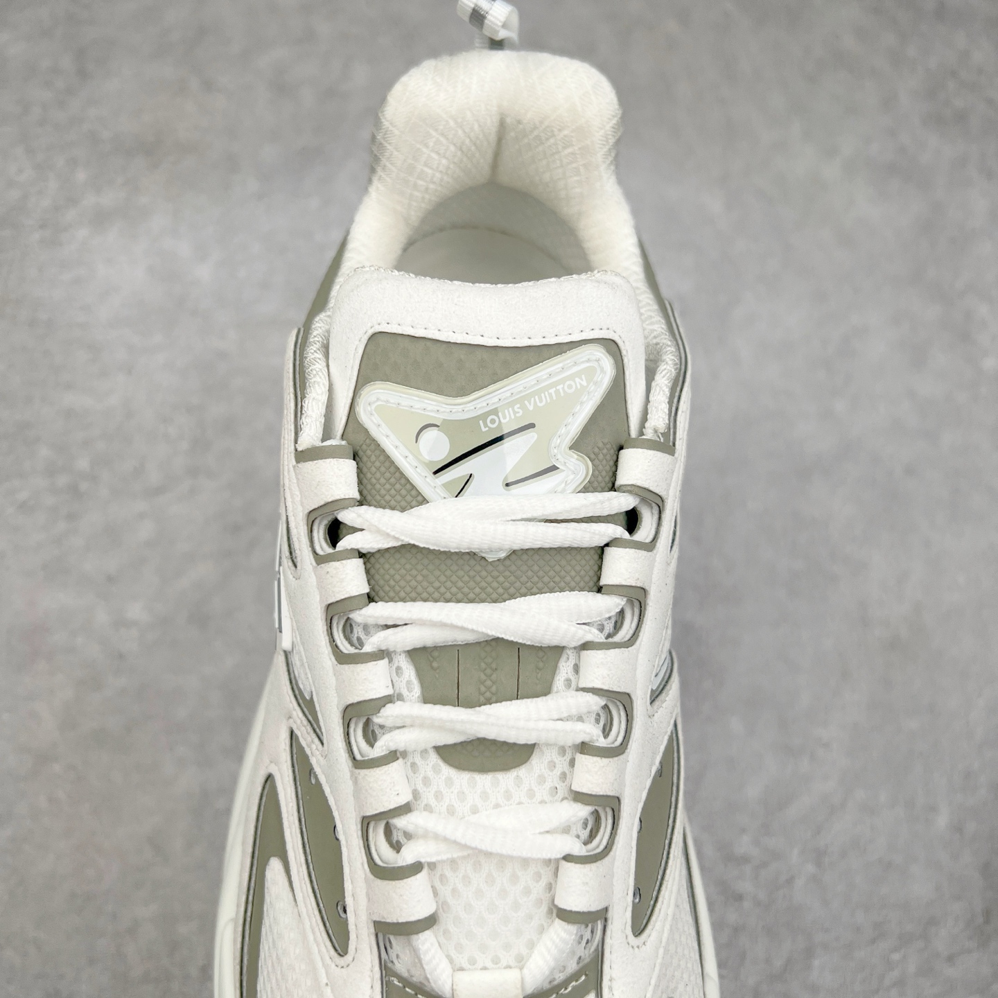 图片[5]-＃GD广顶 LV RUNNER TATIC 2023SS 系列运动鞋 老爹鞋继LV trainer滑板鞋火爆的同时 Virgil先生又一心血之作 Tatic有着一种神秘、变幻莫测的感觉 以复古跑鞋为灵感、又被加入了泰坦的未来元素 老爹鞋外观加 Damier格纹 Monogram 印花 双层鞋舌的设计 融合织布 漆皮等多元材质 此次拼接科技网格面料和牛皮革，呈现瞩目色彩渐变 LV 字母和反光 Monogram 花卉跃现一侧 vuitton 标识栖身外底 尺码：38-45-选品中心