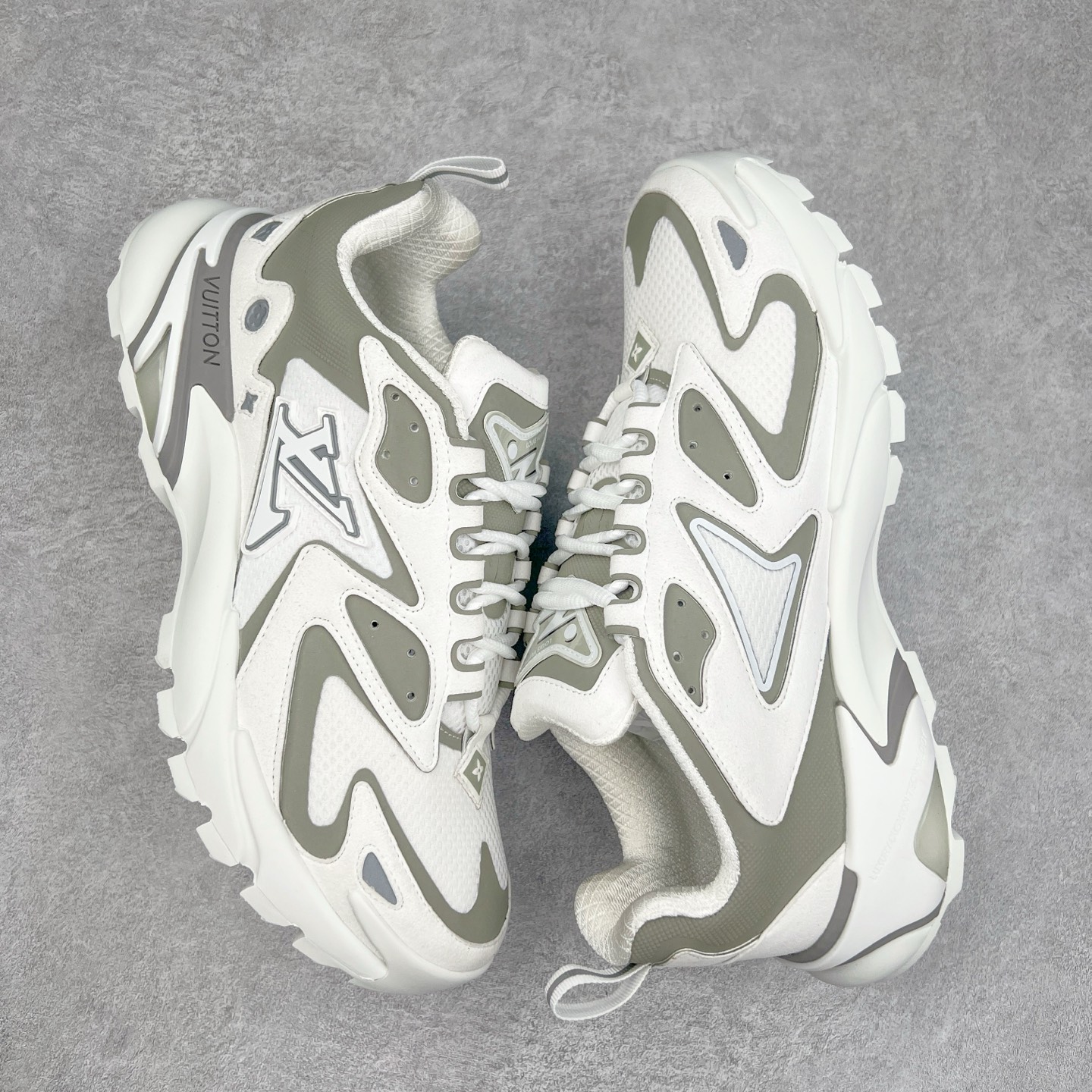 图片[3]-＃GD广顶 LV RUNNER TATIC 2023SS 系列运动鞋 老爹鞋继LV trainer滑板鞋火爆的同时 Virgil先生又一心血之作 Tatic有着一种神秘、变幻莫测的感觉 以复古跑鞋为灵感、又被加入了泰坦的未来元素 老爹鞋外观加 Damier格纹 Monogram 印花 双层鞋舌的设计 融合织布 漆皮等多元材质 此次拼接科技网格面料和牛皮革，呈现瞩目色彩渐变 LV 字母和反光 Monogram 花卉跃现一侧 vuitton 标识栖身外底 尺码：38-45-选品中心