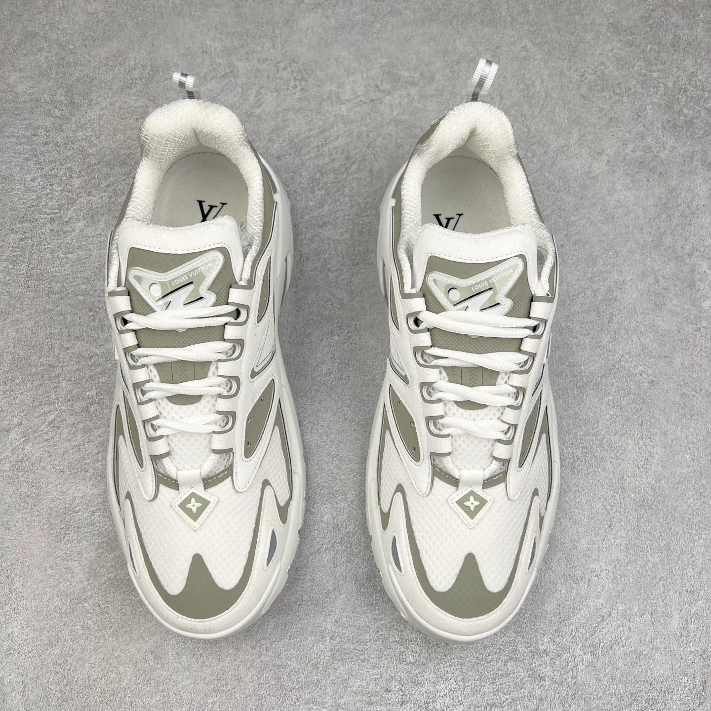 图片[2]-＃GD广顶 LV RUNNER TATIC 2023SS 系列运动鞋 老爹鞋继LV trainer滑板鞋火爆的同时 Virgil先生又一心血之作 Tatic有着一种神秘、变幻莫测的感觉 以复古跑鞋为灵感、又被加入了泰坦的未来元素 老爹鞋外观加 Damier格纹 Monogram 印花 双层鞋舌的设计 融合织布 漆皮等多元材质 此次拼接科技网格面料和牛皮革，呈现瞩目色彩渐变 LV 字母和反光 Monogram 花卉跃现一侧 vuitton 标识栖身外底 尺码：38-45-选品中心