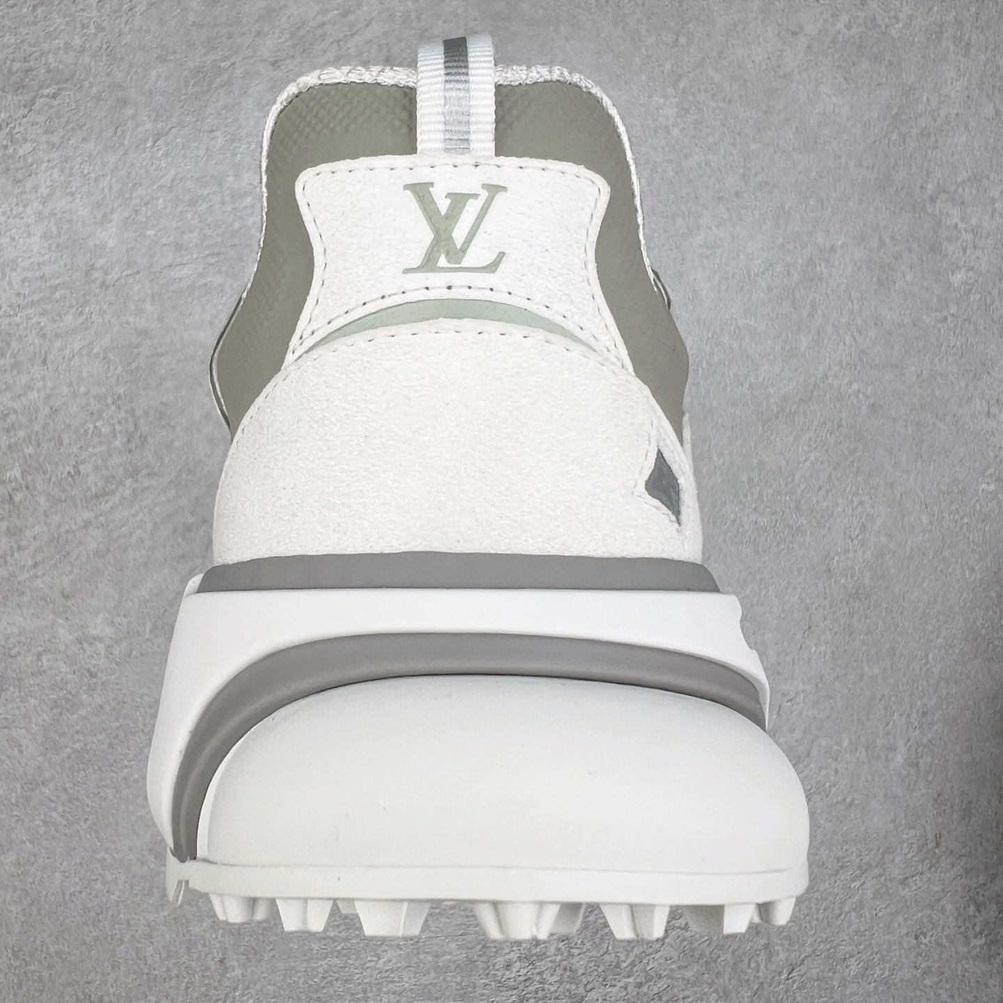 图片[8]-＃GD广顶 LV RUNNER TATIC 2023SS 系列运动鞋 老爹鞋继LV trainer滑板鞋火爆的同时 Virgil先生又一心血之作 Tatic有着一种神秘、变幻莫测的感觉 以复古跑鞋为灵感、又被加入了泰坦的未来元素 老爹鞋外观加 Damier格纹 Monogram 印花 双层鞋舌的设计 融合织布 漆皮等多元材质 此次拼接科技网格面料和牛皮革，呈现瞩目色彩渐变 LV 字母和反光 Monogram 花卉跃现一侧 vuitton 标识栖身外底 尺码：38-45-选品中心