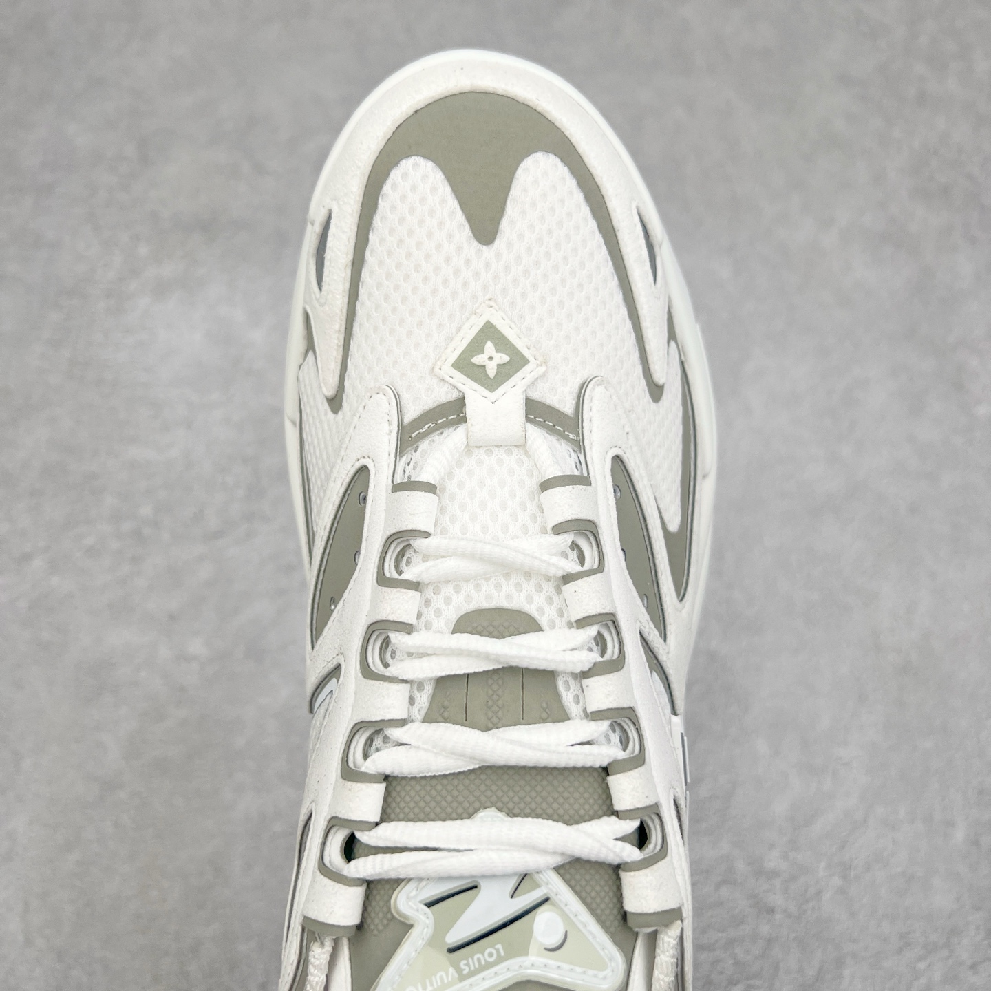 图片[4]-＃GD广顶 LV RUNNER TATIC 2023SS 系列运动鞋 老爹鞋继LV trainer滑板鞋火爆的同时 Virgil先生又一心血之作 Tatic有着一种神秘、变幻莫测的感觉 以复古跑鞋为灵感、又被加入了泰坦的未来元素 老爹鞋外观加 Damier格纹 Monogram 印花 双层鞋舌的设计 融合织布 漆皮等多元材质 此次拼接科技网格面料和牛皮革，呈现瞩目色彩渐变 LV 字母和反光 Monogram 花卉跃现一侧 vuitton 标识栖身外底 尺码：38-45-选品中心