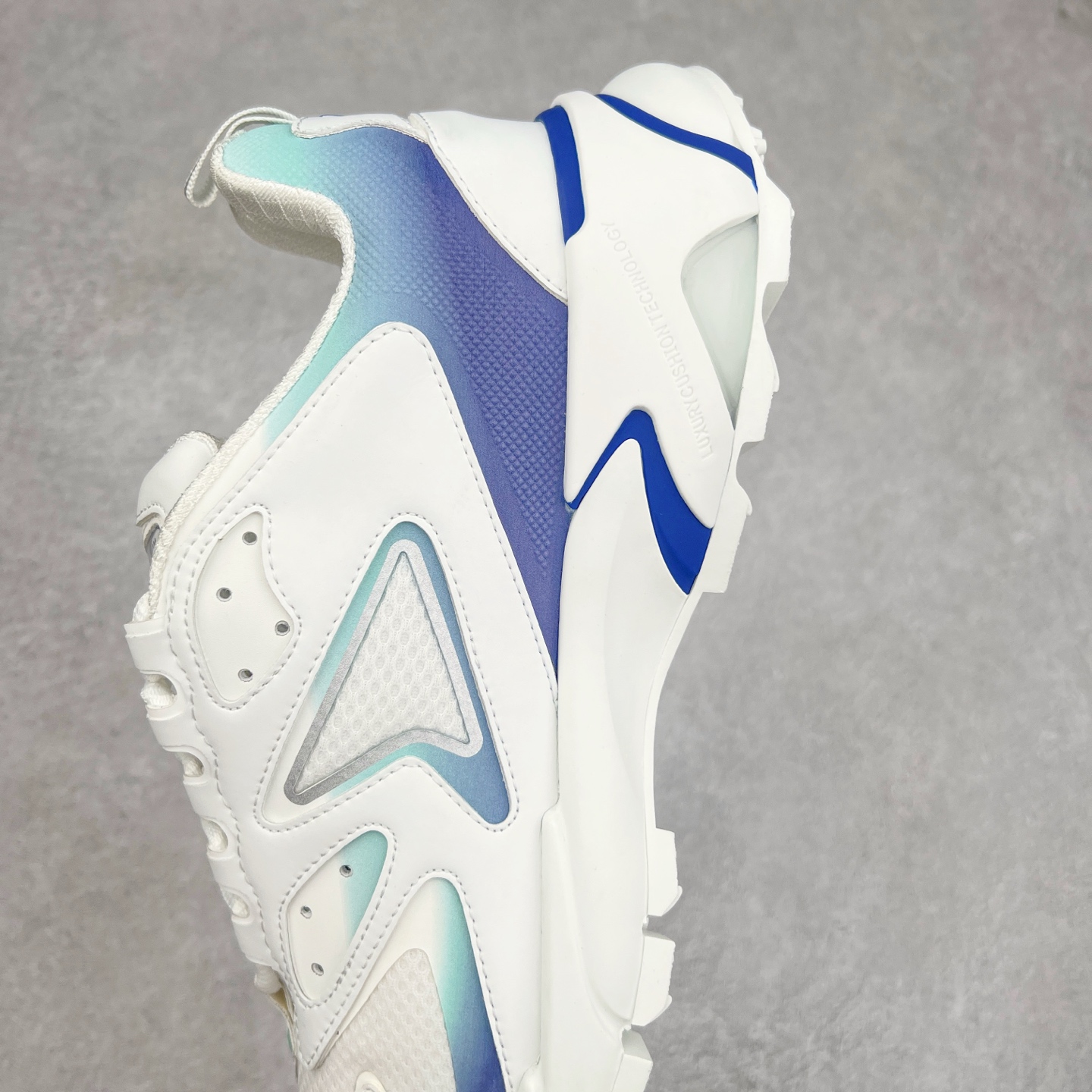 图片[7]-＃GD广顶 LV RUNNER TATIC 2023SS 系列运动鞋 老爹鞋继LV trainer滑板鞋火爆的同时 Virgil先生又一心血之作 Tatic有着一种神秘、变幻莫测的感觉 以复古跑鞋为灵感、又被加入了泰坦的未来元素 老爹鞋外观加 Damier格纹 Monogram 印花 双层鞋舌的设计 融合织布 漆皮等多元材质 此次拼接科技网格面料和牛皮革，呈现瞩目色彩渐变 LV 字母和反光 Monogram 花卉跃现一侧 vuitton 标识栖身外底 尺码：38-45-选品中心