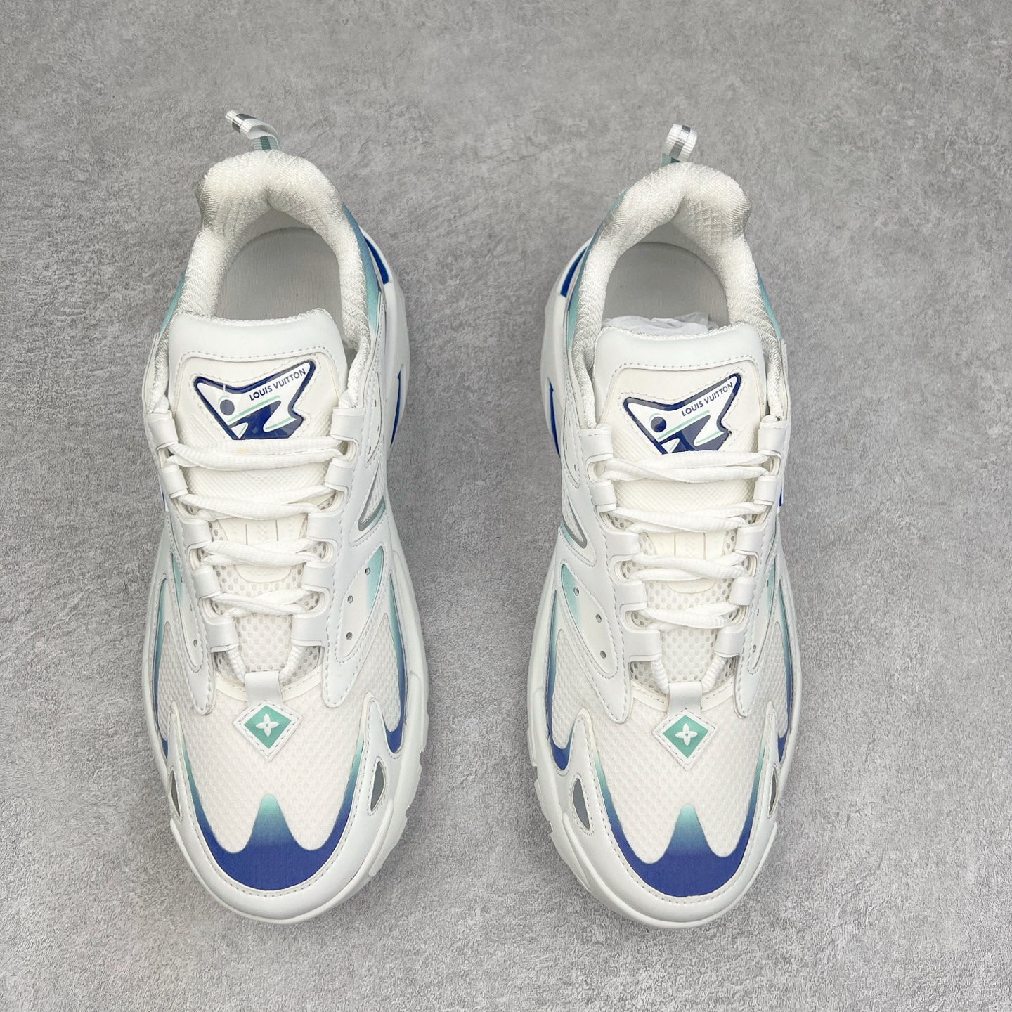 图片[2]-＃GD广顶 LV RUNNER TATIC 2023SS 系列运动鞋 老爹鞋继LV trainer滑板鞋火爆的同时 Virgil先生又一心血之作 Tatic有着一种神秘、变幻莫测的感觉 以复古跑鞋为灵感、又被加入了泰坦的未来元素 老爹鞋外观加 Damier格纹 Monogram 印花 双层鞋舌的设计 融合织布 漆皮等多元材质 此次拼接科技网格面料和牛皮革，呈现瞩目色彩渐变 LV 字母和反光 Monogram 花卉跃现一侧 vuitton 标识栖身外底 尺码：38-45-选品中心