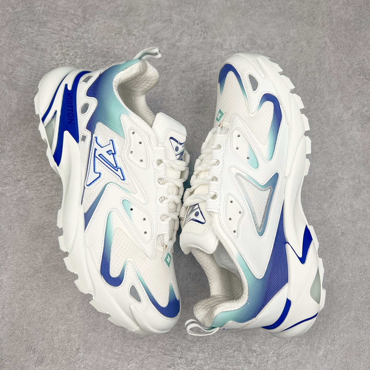 图片[3]-＃GD广顶 LV RUNNER TATIC 2023SS 系列运动鞋 老爹鞋继LV trainer滑板鞋火爆的同时 Virgil先生又一心血之作 Tatic有着一种神秘、变幻莫测的感觉 以复古跑鞋为灵感、又被加入了泰坦的未来元素 老爹鞋外观加 Damier格纹 Monogram 印花 双层鞋舌的设计 融合织布 漆皮等多元材质 此次拼接科技网格面料和牛皮革，呈现瞩目色彩渐变 LV 字母和反光 Monogram 花卉跃现一侧 vuitton 标识栖身外底 尺码：38-45-选品中心