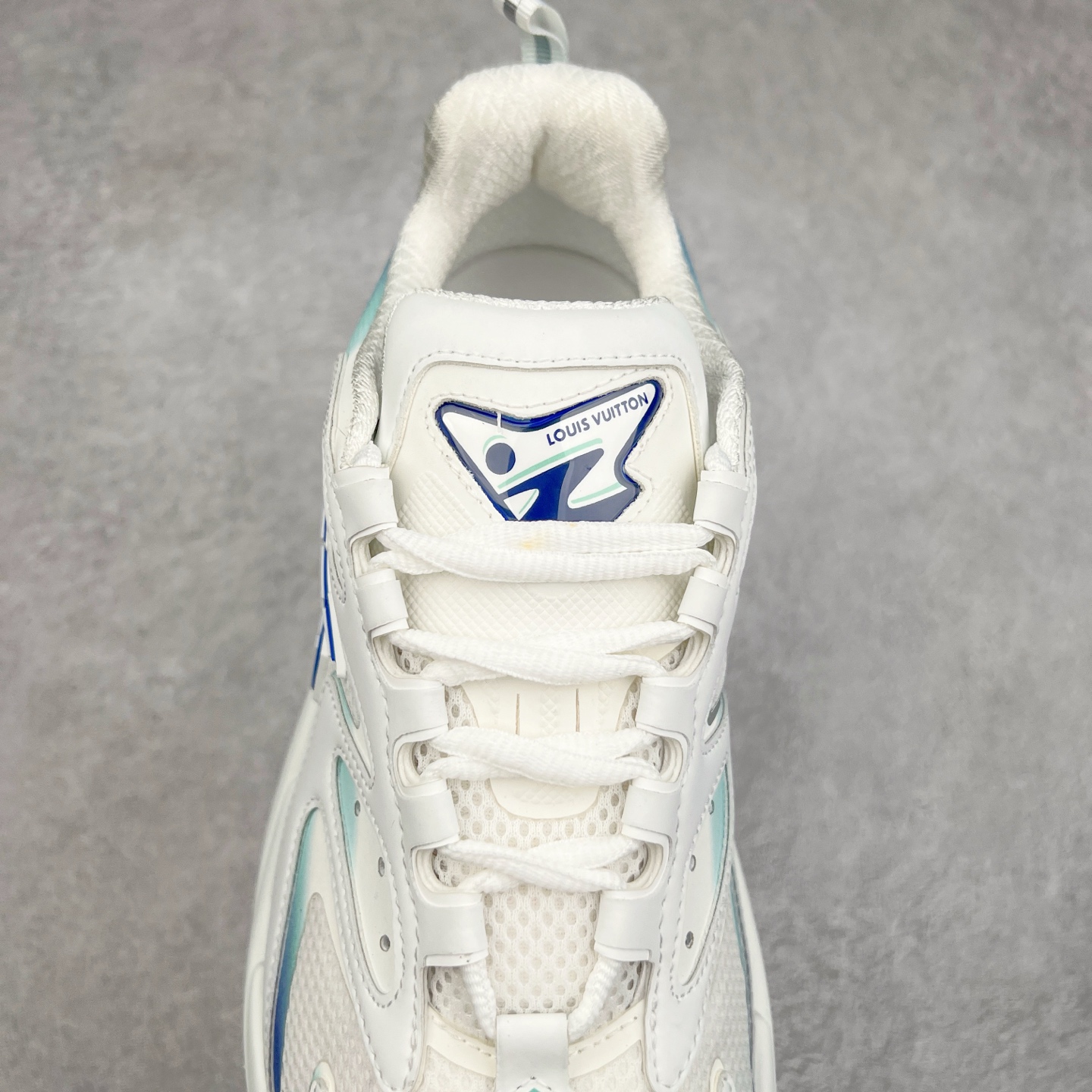 图片[5]-＃GD广顶 LV RUNNER TATIC 2023SS 系列运动鞋 老爹鞋继LV trainer滑板鞋火爆的同时 Virgil先生又一心血之作 Tatic有着一种神秘、变幻莫测的感觉 以复古跑鞋为灵感、又被加入了泰坦的未来元素 老爹鞋外观加 Damier格纹 Monogram 印花 双层鞋舌的设计 融合织布 漆皮等多元材质 此次拼接科技网格面料和牛皮革，呈现瞩目色彩渐变 LV 字母和反光 Monogram 花卉跃现一侧 vuitton 标识栖身外底 尺码：38-45-选品中心