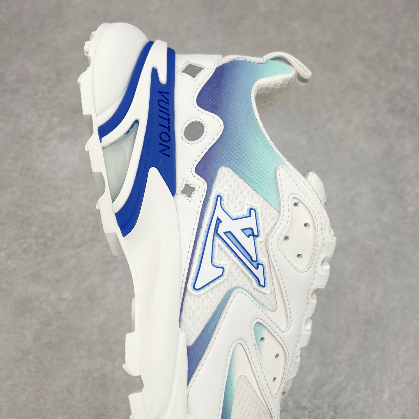 图片[6]-＃GD广顶 LV RUNNER TATIC 2023SS 系列运动鞋 老爹鞋继LV trainer滑板鞋火爆的同时 Virgil先生又一心血之作 Tatic有着一种神秘、变幻莫测的感觉 以复古跑鞋为灵感、又被加入了泰坦的未来元素 老爹鞋外观加 Damier格纹 Monogram 印花 双层鞋舌的设计 融合织布 漆皮等多元材质 此次拼接科技网格面料和牛皮革，呈现瞩目色彩渐变 LV 字母和反光 Monogram 花卉跃现一侧 vuitton 标识栖身外底 尺码：38-45-选品中心