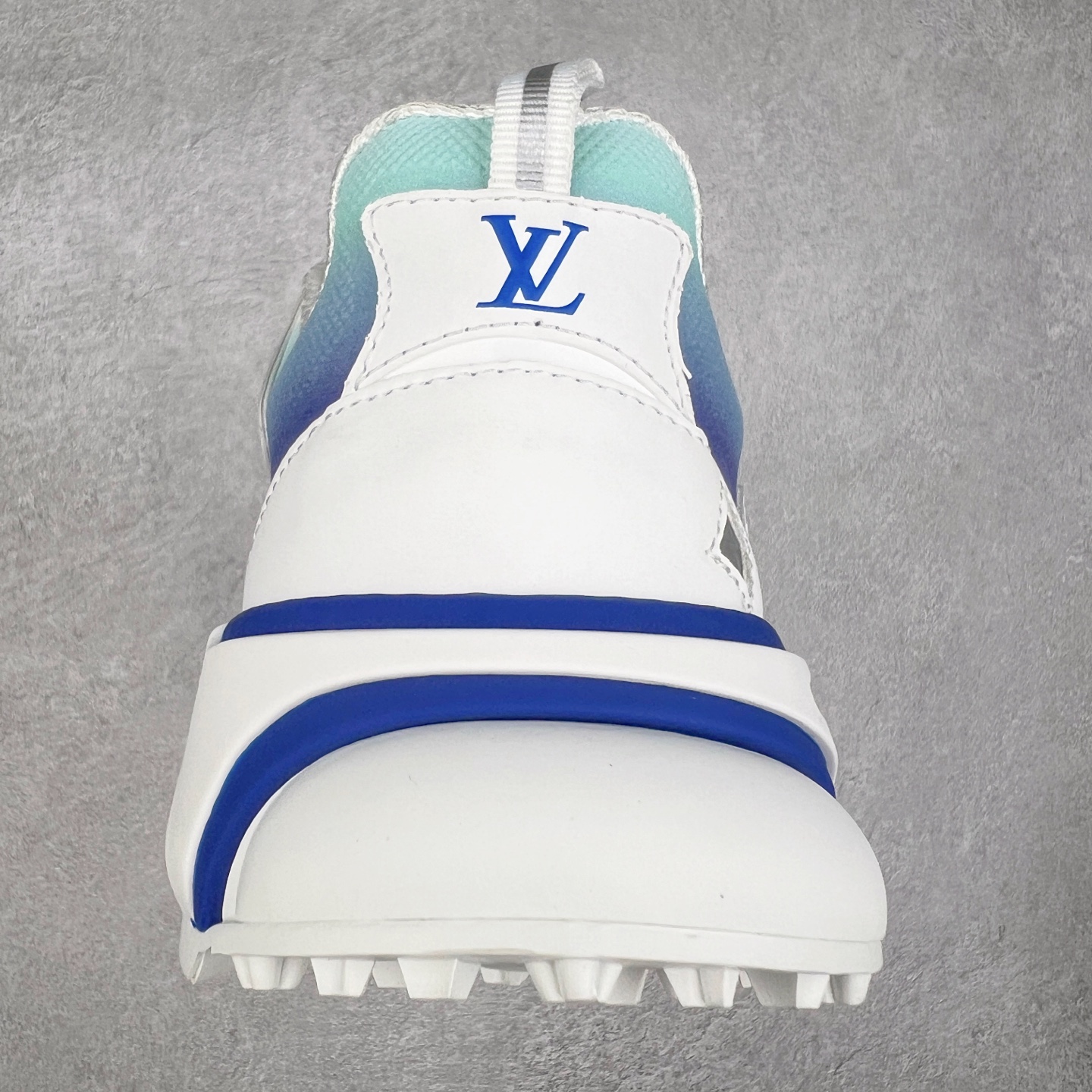 图片[8]-＃GD广顶 LV RUNNER TATIC 2023SS 系列运动鞋 老爹鞋继LV trainer滑板鞋火爆的同时 Virgil先生又一心血之作 Tatic有着一种神秘、变幻莫测的感觉 以复古跑鞋为灵感、又被加入了泰坦的未来元素 老爹鞋外观加 Damier格纹 Monogram 印花 双层鞋舌的设计 融合织布 漆皮等多元材质 此次拼接科技网格面料和牛皮革，呈现瞩目色彩渐变 LV 字母和反光 Monogram 花卉跃现一侧 vuitton 标识栖身外底 尺码：38-45-选品中心