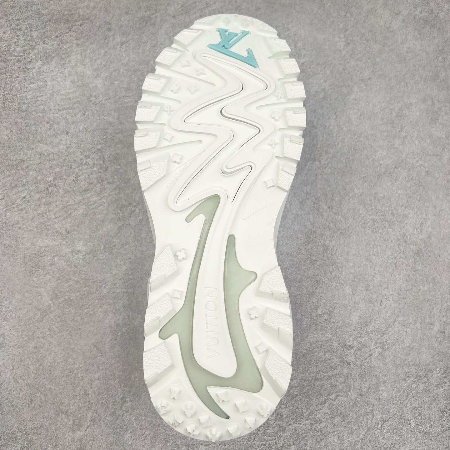 图片[9]-＃GD广顶 LV RUNNER TATIC 2023SS 系列运动鞋 老爹鞋继LV trainer滑板鞋火爆的同时 Virgil先生又一心血之作 Tatic有着一种神秘、变幻莫测的感觉 以复古跑鞋为灵感、又被加入了泰坦的未来元素 老爹鞋外观加 Damier格纹 Monogram 印花 双层鞋舌的设计 融合织布 漆皮等多元材质 此次拼接科技网格面料和牛皮革，呈现瞩目色彩渐变 LV 字母和反光 Monogram 花卉跃现一侧 vuitton 标识栖身外底 尺码：38-45-选品中心