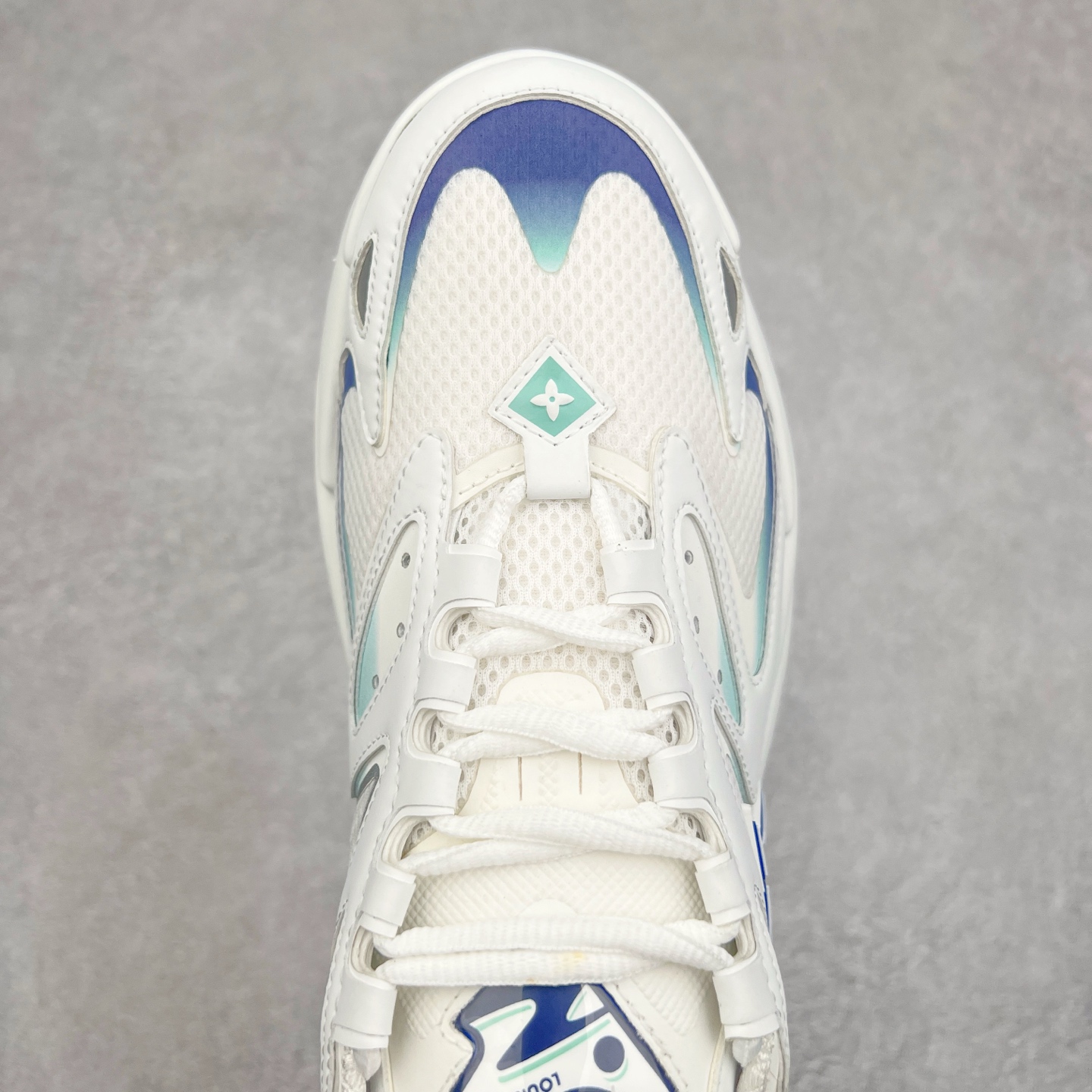 图片[4]-＃GD广顶 LV RUNNER TATIC 2023SS 系列运动鞋 老爹鞋继LV trainer滑板鞋火爆的同时 Virgil先生又一心血之作 Tatic有着一种神秘、变幻莫测的感觉 以复古跑鞋为灵感、又被加入了泰坦的未来元素 老爹鞋外观加 Damier格纹 Monogram 印花 双层鞋舌的设计 融合织布 漆皮等多元材质 此次拼接科技网格面料和牛皮革，呈现瞩目色彩渐变 LV 字母和反光 Monogram 花卉跃现一侧 vuitton 标识栖身外底 尺码：38-45-选品中心