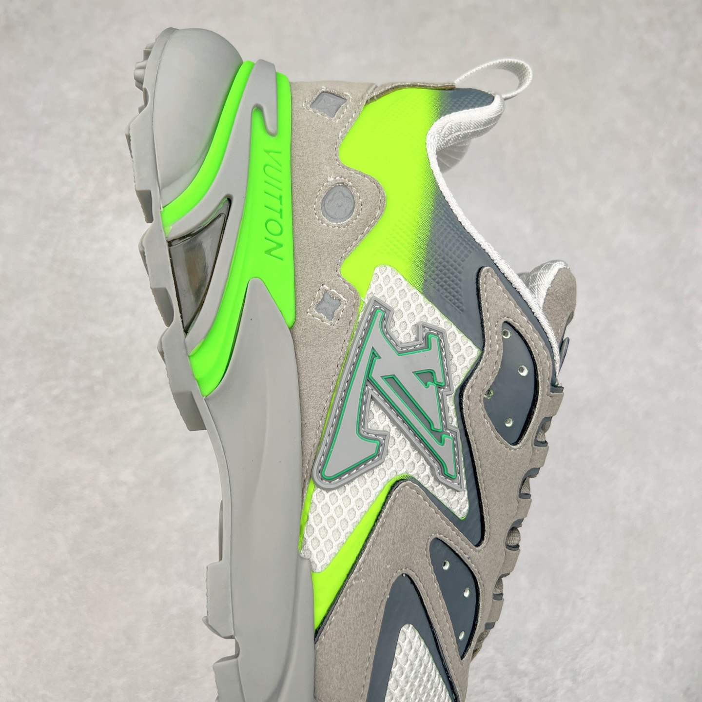 图片[6]-＃GD广顶 LV RUNNER TATIC 2023SS 系列运动鞋 老爹鞋继LV trainer滑板鞋火爆的同时 Virgil先生又一心血之作 Tatic有着一种神秘、变幻莫测的感觉 以复古跑鞋为灵感、又被加入了泰坦的未来元素 老爹鞋外观加 Damier格纹 Monogram 印花 双层鞋舌的设计 融合织布 漆皮等多元材质 此次拼接科技网格面料和牛皮革，呈现瞩目色彩渐变 LV 字母和反光 Monogram 花卉跃现一侧 vuitton 标识栖身外底 尺码：38-45-选品中心