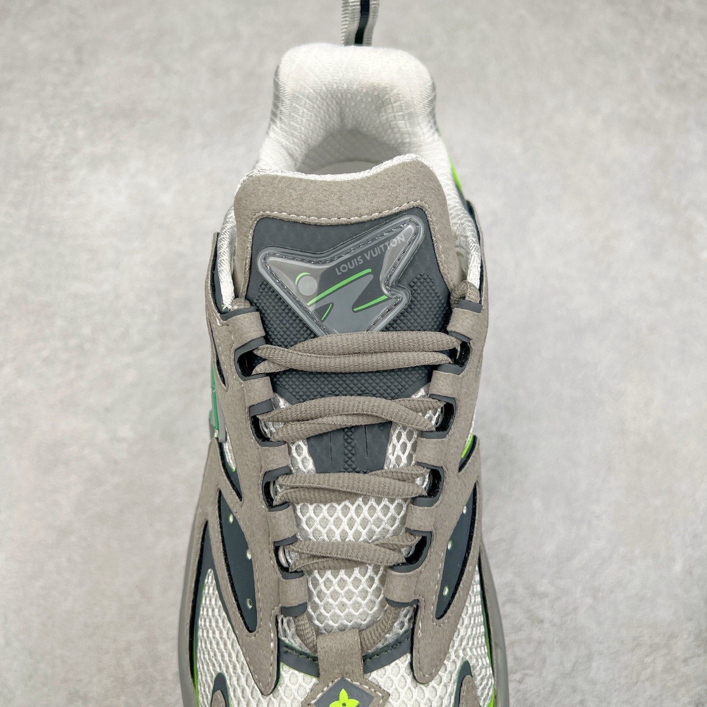 图片[5]-＃GD广顶 LV RUNNER TATIC 2023SS 系列运动鞋 老爹鞋继LV trainer滑板鞋火爆的同时 Virgil先生又一心血之作 Tatic有着一种神秘、变幻莫测的感觉 以复古跑鞋为灵感、又被加入了泰坦的未来元素 老爹鞋外观加 Damier格纹 Monogram 印花 双层鞋舌的设计 融合织布 漆皮等多元材质 此次拼接科技网格面料和牛皮革，呈现瞩目色彩渐变 LV 字母和反光 Monogram 花卉跃现一侧 vuitton 标识栖身外底 尺码：38-45-选品中心