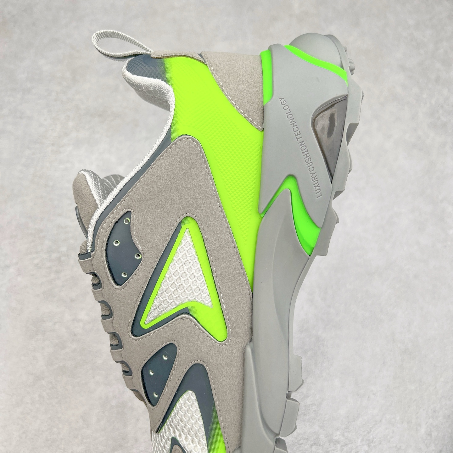 图片[7]-＃GD广顶 LV RUNNER TATIC 2023SS 系列运动鞋 老爹鞋继LV trainer滑板鞋火爆的同时 Virgil先生又一心血之作 Tatic有着一种神秘、变幻莫测的感觉 以复古跑鞋为灵感、又被加入了泰坦的未来元素 老爹鞋外观加 Damier格纹 Monogram 印花 双层鞋舌的设计 融合织布 漆皮等多元材质 此次拼接科技网格面料和牛皮革，呈现瞩目色彩渐变 LV 字母和反光 Monogram 花卉跃现一侧 vuitton 标识栖身外底 尺码：38-45-选品中心