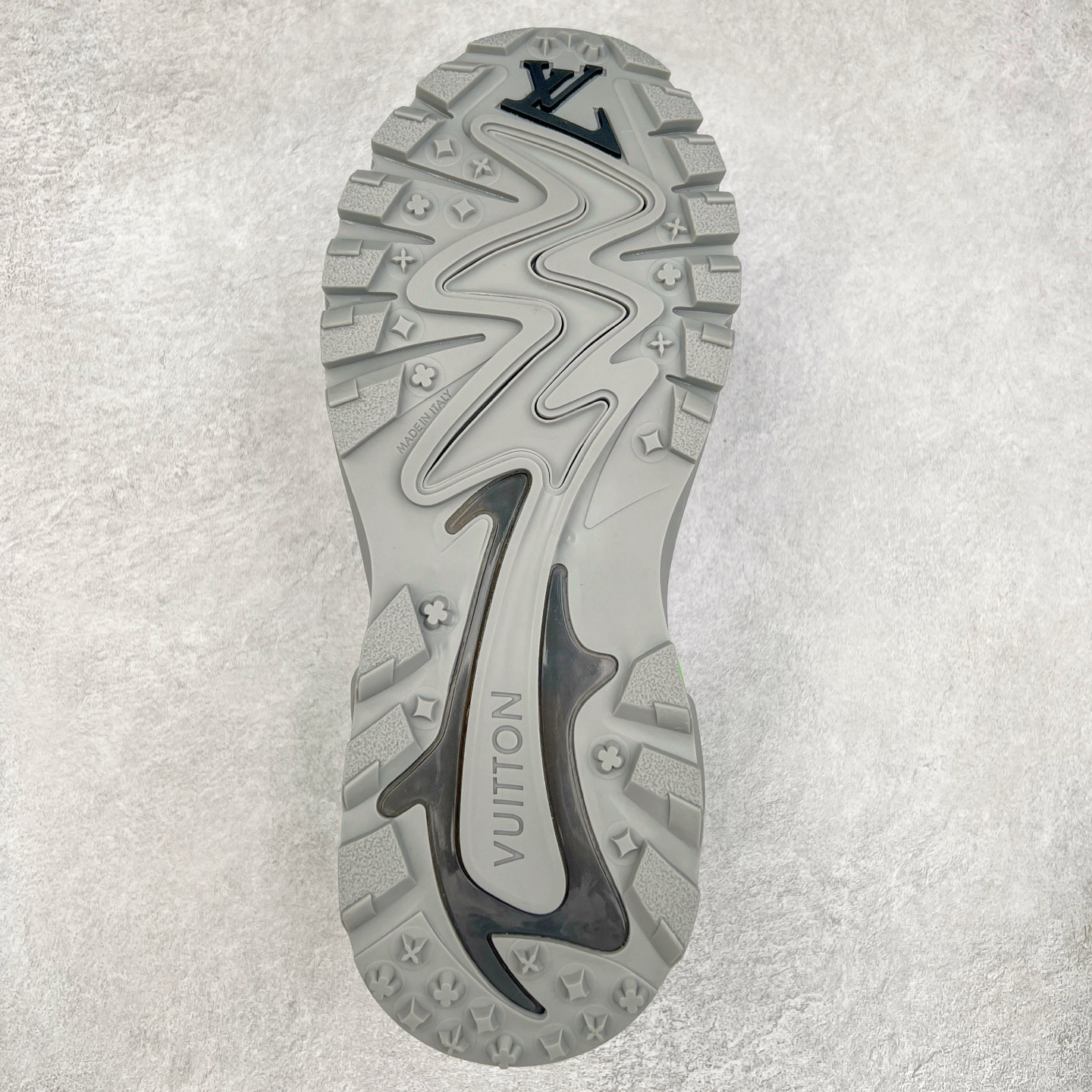 图片[9]-＃GD广顶 LV RUNNER TATIC 2023SS 系列运动鞋 老爹鞋继LV trainer滑板鞋火爆的同时 Virgil先生又一心血之作 Tatic有着一种神秘、变幻莫测的感觉 以复古跑鞋为灵感、又被加入了泰坦的未来元素 老爹鞋外观加 Damier格纹 Monogram 印花 双层鞋舌的设计 融合织布 漆皮等多元材质 此次拼接科技网格面料和牛皮革，呈现瞩目色彩渐变 LV 字母和反光 Monogram 花卉跃现一侧 vuitton 标识栖身外底 尺码：38-45-选品中心