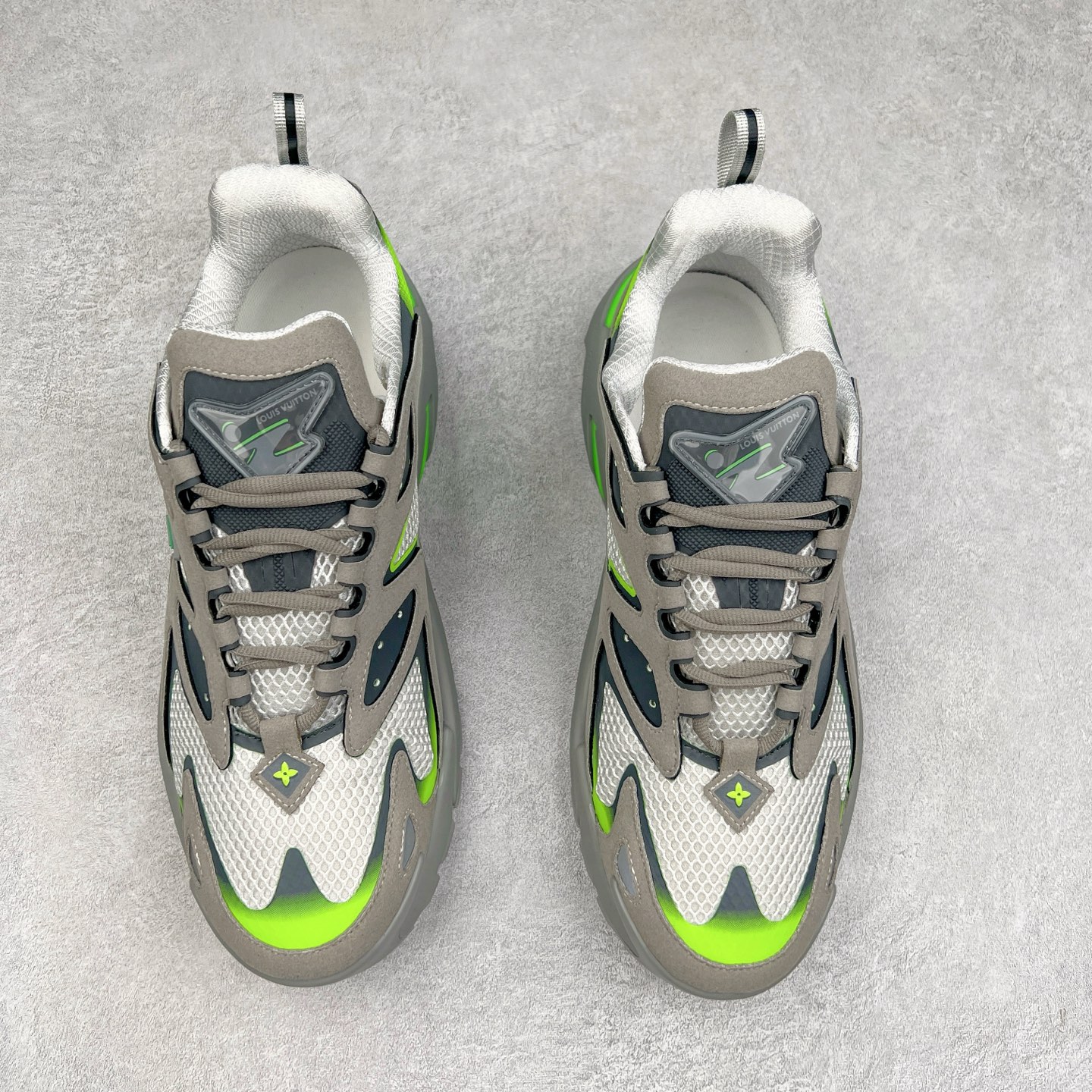 图片[2]-＃GD广顶 LV RUNNER TATIC 2023SS 系列运动鞋 老爹鞋继LV trainer滑板鞋火爆的同时 Virgil先生又一心血之作 Tatic有着一种神秘、变幻莫测的感觉 以复古跑鞋为灵感、又被加入了泰坦的未来元素 老爹鞋外观加 Damier格纹 Monogram 印花 双层鞋舌的设计 融合织布 漆皮等多元材质 此次拼接科技网格面料和牛皮革，呈现瞩目色彩渐变 LV 字母和反光 Monogram 花卉跃现一侧 vuitton 标识栖身外底 尺码：38-45-选品中心