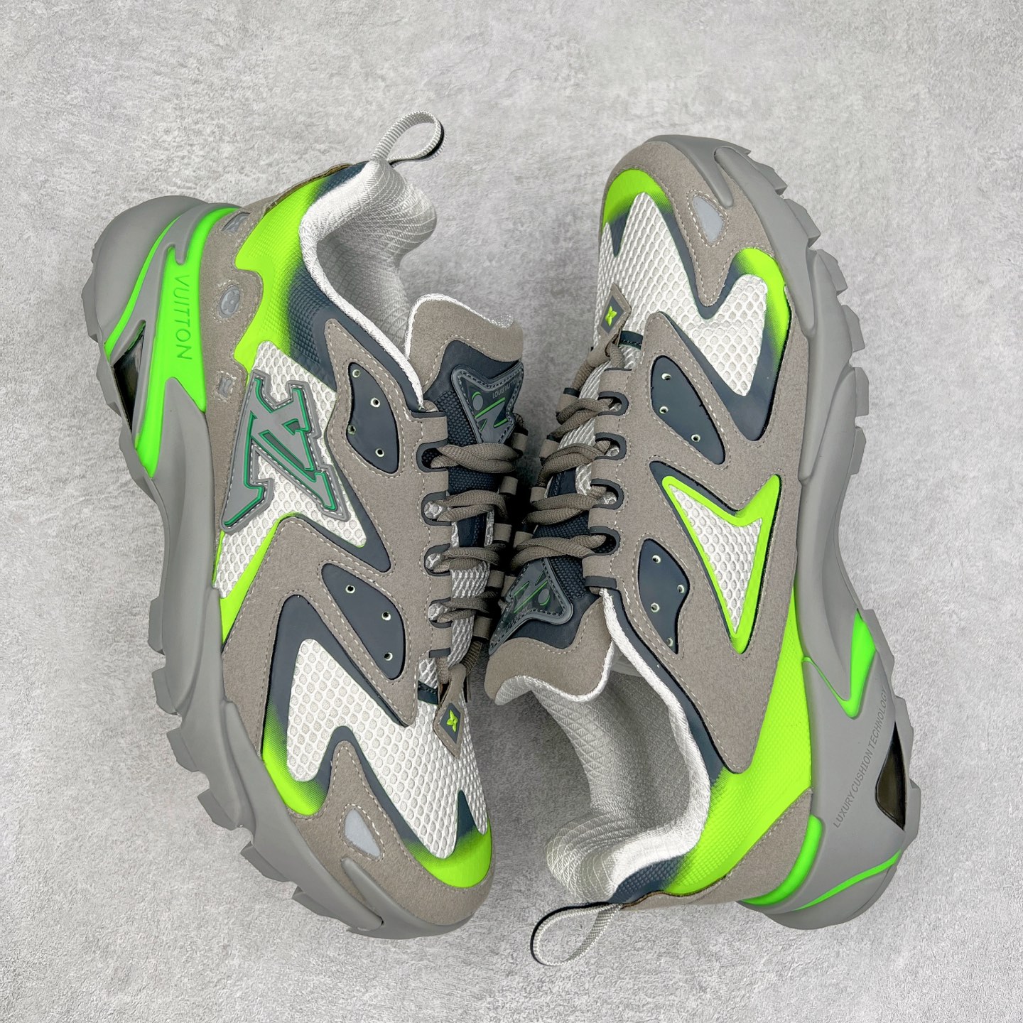 图片[3]-＃GD广顶 LV RUNNER TATIC 2023SS 系列运动鞋 老爹鞋继LV trainer滑板鞋火爆的同时 Virgil先生又一心血之作 Tatic有着一种神秘、变幻莫测的感觉 以复古跑鞋为灵感、又被加入了泰坦的未来元素 老爹鞋外观加 Damier格纹 Monogram 印花 双层鞋舌的设计 融合织布 漆皮等多元材质 此次拼接科技网格面料和牛皮革，呈现瞩目色彩渐变 LV 字母和反光 Monogram 花卉跃现一侧 vuitton 标识栖身外底 尺码：38-45-选品中心