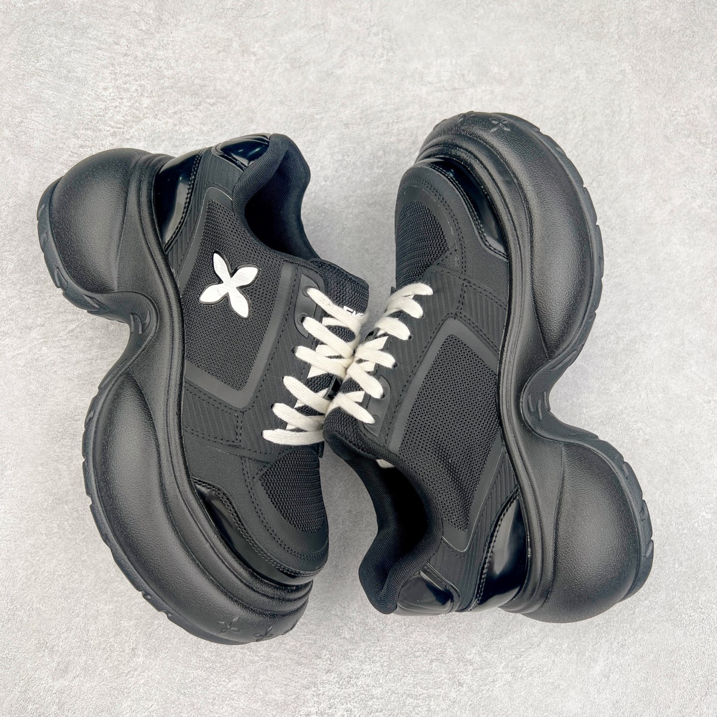 图片[3]-SMFK 2024最新火爆增高小白鞋板鞋 SMFK成立于2016年 一直在做中国品牌 中国设计 中国制造 品牌注重舒适和体验 在设计上追求unisex free size design for all并且尝试一些关于SMFK的风格 在乎每个产品的细节开发 很多部分我们采用手工制作 在相同中又存在不同 不破不立 尺码：35 36 37 38 39 40-选品中心