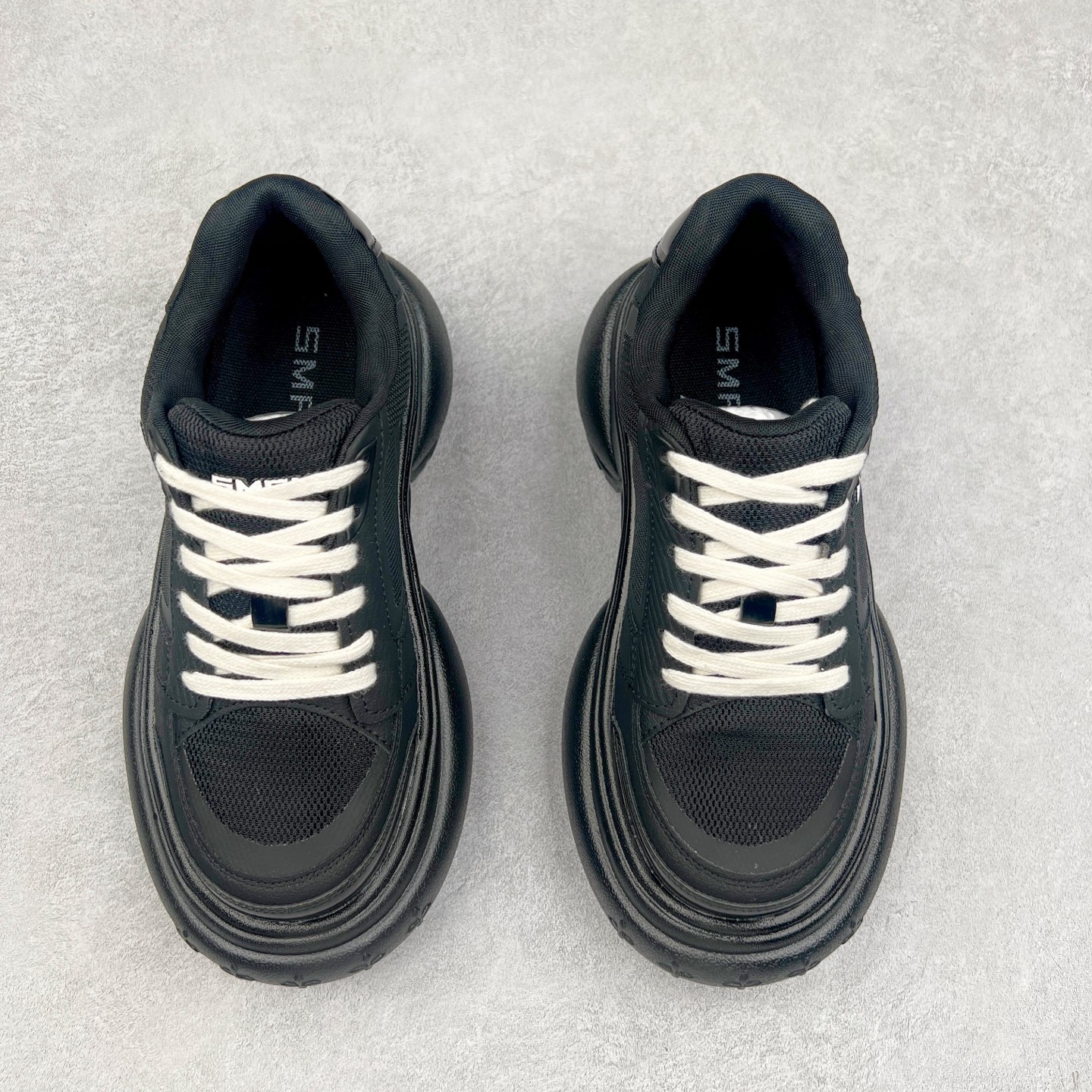 图片[2]-SMFK 2024最新火爆增高小白鞋板鞋 SMFK成立于2016年 一直在做中国品牌 中国设计 中国制造 品牌注重舒适和体验 在设计上追求unisex free size design for all并且尝试一些关于SMFK的风格 在乎每个产品的细节开发 很多部分我们采用手工制作 在相同中又存在不同 不破不立 尺码：35 36 37 38 39 40-选品中心