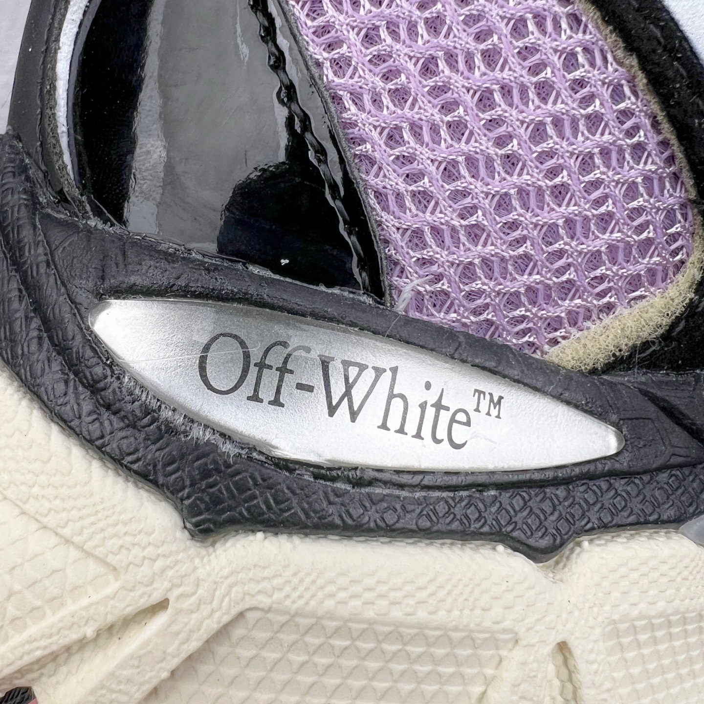 图片[15]-＃KX Off-White 2024年OW最新款跑鞋 #百分百原盒正确版 原楦原纸板数据开发 4层分离大底#鞋面采用3d立体打印和多种材料拼接而成#防滑耐磨透气性轻便跑鞋 作为曾经爆火 并且定位奢潮领域的标志性品牌 Off-White 仍需要不断更新符合当下潮流时尚的复古运动鞋款，以期收获基本盘消费者的关注 此次更新的 Off-White 新款运动鞋将经典复古老爹鞋细节设计更加夸张化 并将标志性箭头设计置于显著位置 除此之外 整个系列的色彩搭配也可谓纷繁多样 总有一款适合你 Off-White最新运动鞋款估计将在未来几个月登陆品牌专柜 喜欢的朋友切莫错过 尺码：36 37 38 39 40 41 42 43 44 45 46 47-选品中心