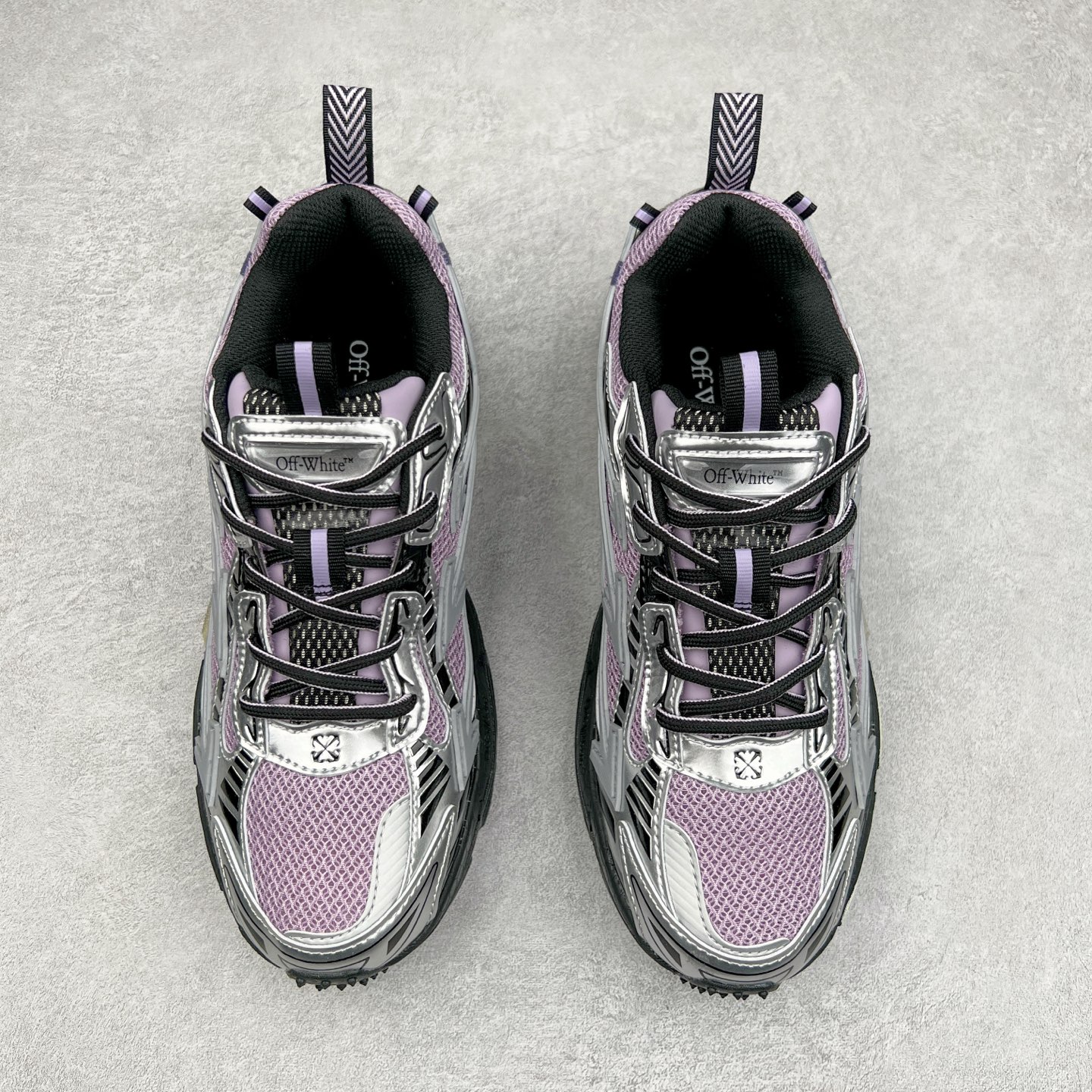 图片[2]-＃KX Off-White 2024年OW最新款跑鞋 #百分百原盒正确版 原楦原纸板数据开发 4层分离大底#鞋面采用3d立体打印和多种材料拼接而成#防滑耐磨透气性轻便跑鞋 作为曾经爆火 并且定位奢潮领域的标志性品牌 Off-White 仍需要不断更新符合当下潮流时尚的复古运动鞋款，以期收获基本盘消费者的关注 此次更新的 Off-White 新款运动鞋将经典复古老爹鞋细节设计更加夸张化 并将标志性箭头设计置于显著位置 除此之外 整个系列的色彩搭配也可谓纷繁多样 总有一款适合你 Off-White最新运动鞋款估计将在未来几个月登陆品牌专柜 喜欢的朋友切莫错过 尺码：36 37 38 39 40 41 42 43 44 45 46 47-选品中心