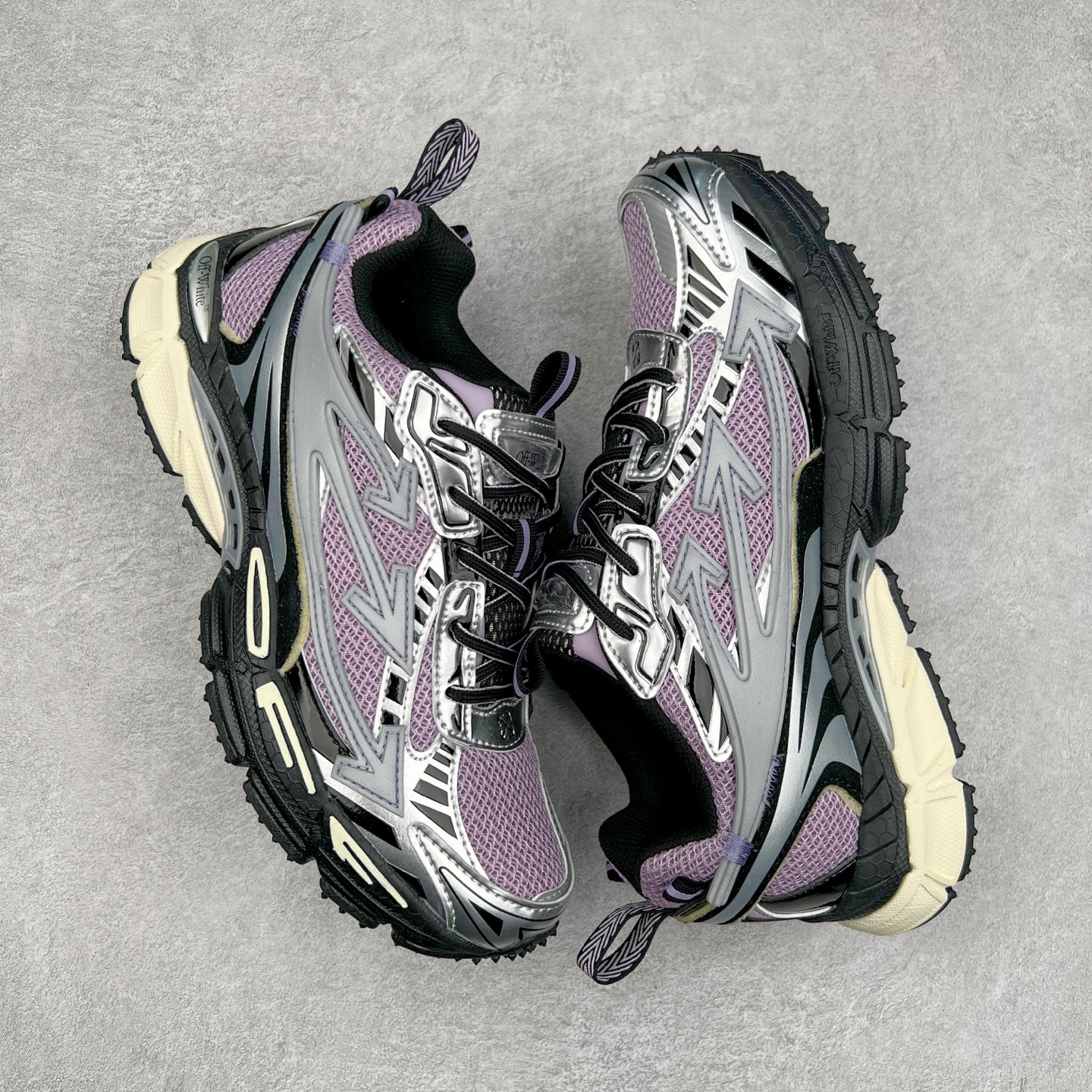 图片[3]-＃KX Off-White 2024年OW最新款跑鞋 #百分百原盒正确版 原楦原纸板数据开发 4层分离大底#鞋面采用3d立体打印和多种材料拼接而成#防滑耐磨透气性轻便跑鞋 作为曾经爆火 并且定位奢潮领域的标志性品牌 Off-White 仍需要不断更新符合当下潮流时尚的复古运动鞋款，以期收获基本盘消费者的关注 此次更新的 Off-White 新款运动鞋将经典复古老爹鞋细节设计更加夸张化 并将标志性箭头设计置于显著位置 除此之外 整个系列的色彩搭配也可谓纷繁多样 总有一款适合你 Off-White最新运动鞋款估计将在未来几个月登陆品牌专柜 喜欢的朋友切莫错过 尺码：36 37 38 39 40 41 42 43 44 45 46 47-选品中心