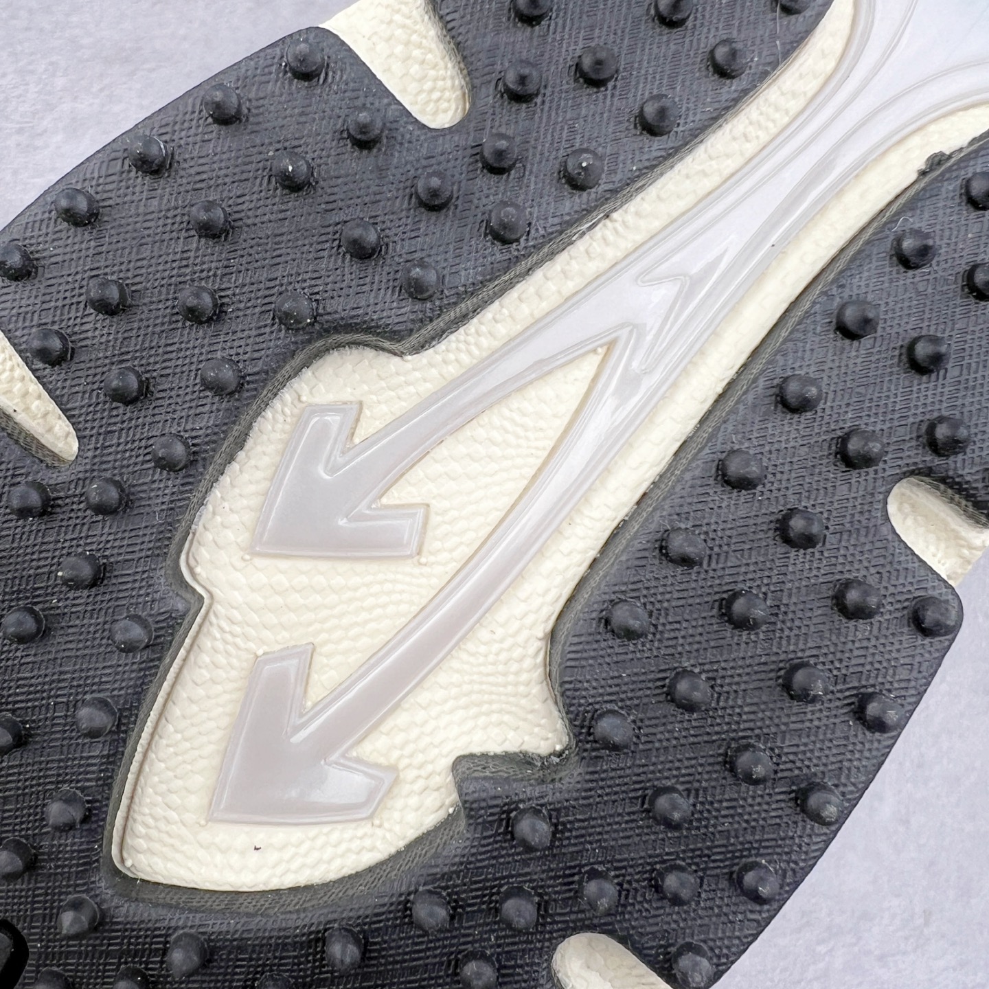 图片[18]-＃KX Off-White 2024年OW最新款跑鞋 #百分百原盒正确版 原楦原纸板数据开发 4层分离大底#鞋面采用3d立体打印和多种材料拼接而成#防滑耐磨透气性轻便跑鞋 作为曾经爆火 并且定位奢潮领域的标志性品牌 Off-White 仍需要不断更新符合当下潮流时尚的复古运动鞋款，以期收获基本盘消费者的关注 此次更新的 Off-White 新款运动鞋将经典复古老爹鞋细节设计更加夸张化 并将标志性箭头设计置于显著位置 除此之外 整个系列的色彩搭配也可谓纷繁多样 总有一款适合你 Off-White最新运动鞋款估计将在未来几个月登陆品牌专柜 喜欢的朋友切莫错过 尺码：36 37 38 39 40 41 42 43 44 45 46 47-选品中心