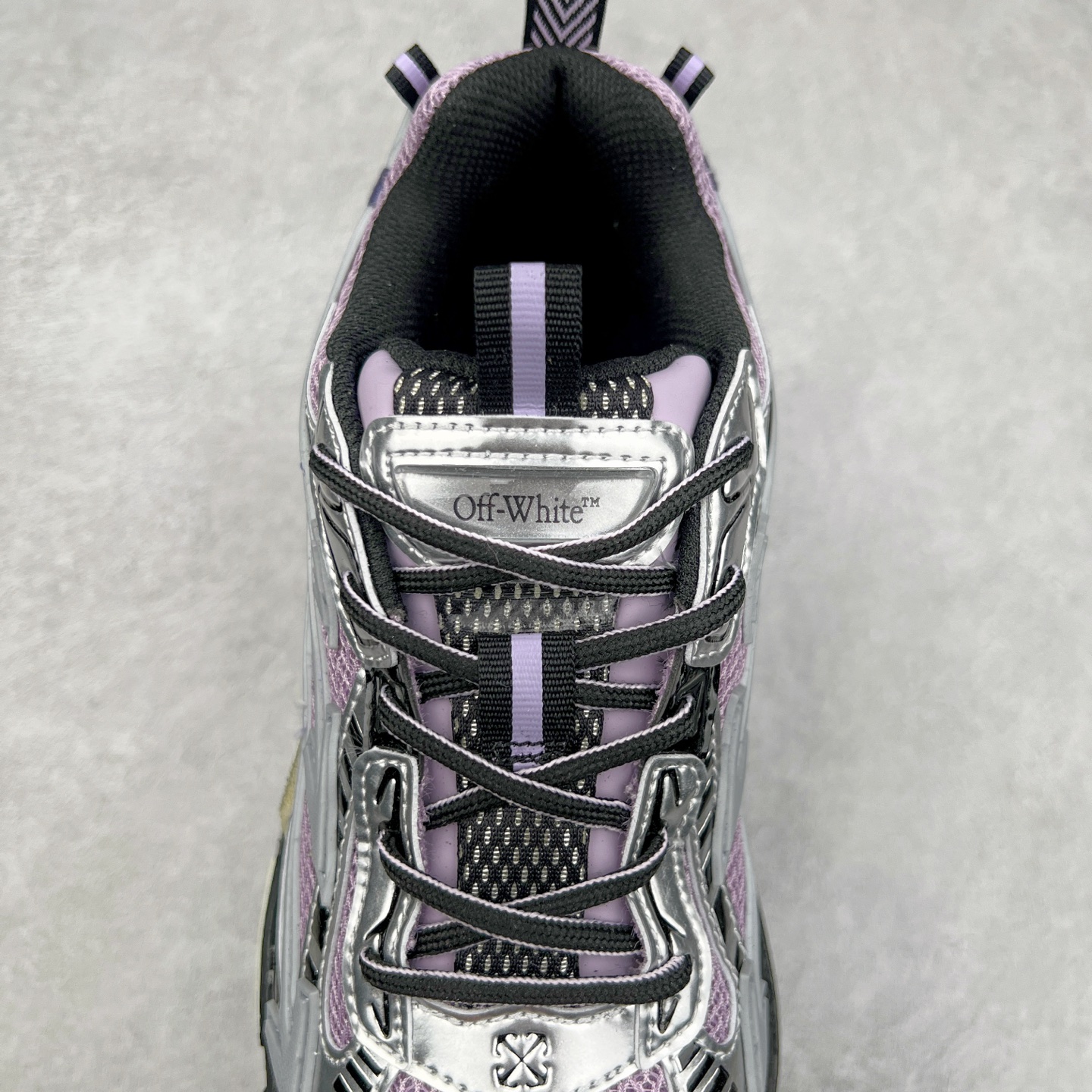 图片[5]-＃KX Off-White 2024年OW最新款跑鞋 #百分百原盒正确版 原楦原纸板数据开发 4层分离大底#鞋面采用3d立体打印和多种材料拼接而成#防滑耐磨透气性轻便跑鞋 作为曾经爆火 并且定位奢潮领域的标志性品牌 Off-White 仍需要不断更新符合当下潮流时尚的复古运动鞋款，以期收获基本盘消费者的关注 此次更新的 Off-White 新款运动鞋将经典复古老爹鞋细节设计更加夸张化 并将标志性箭头设计置于显著位置 除此之外 整个系列的色彩搭配也可谓纷繁多样 总有一款适合你 Off-White最新运动鞋款估计将在未来几个月登陆品牌专柜 喜欢的朋友切莫错过 尺码：36 37 38 39 40 41 42 43 44 45 46 47-选品中心