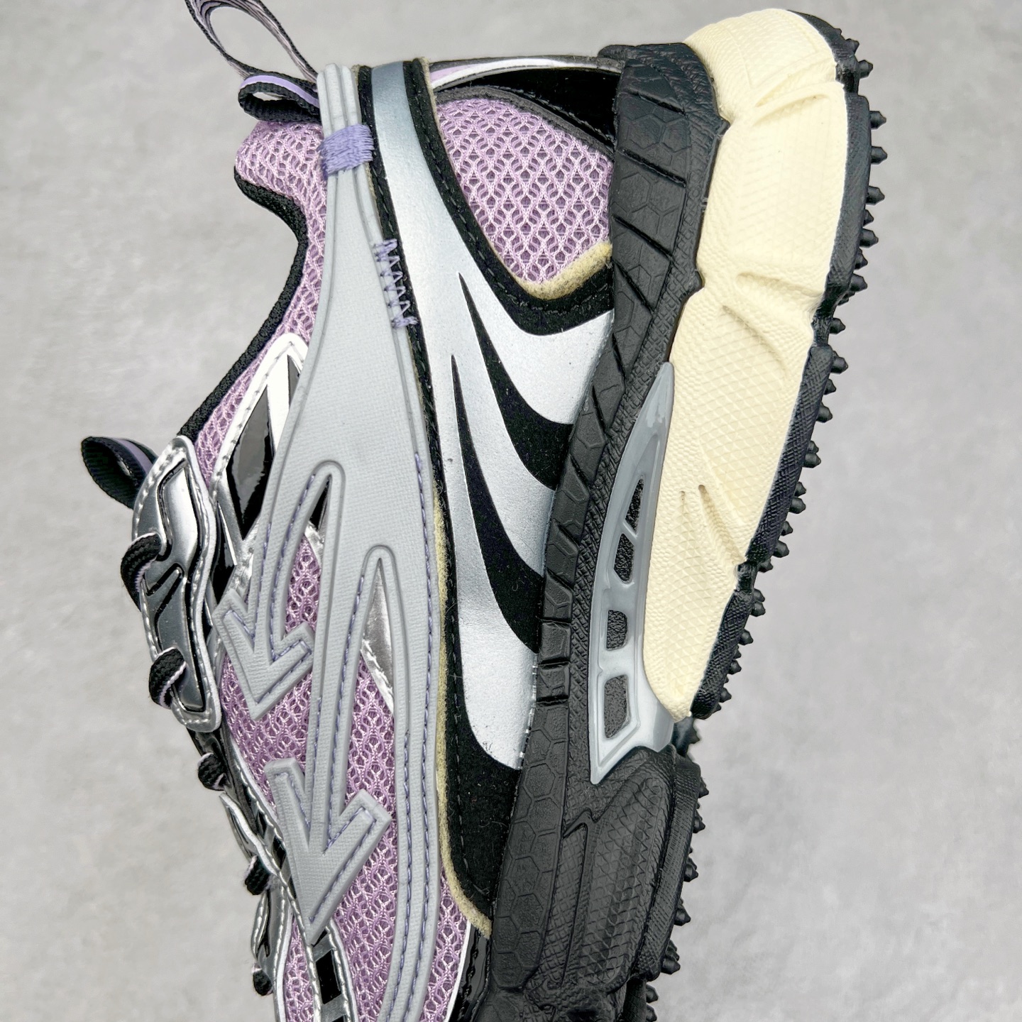 图片[7]-＃KX Off-White 2024年OW最新款跑鞋 #百分百原盒正确版 原楦原纸板数据开发 4层分离大底#鞋面采用3d立体打印和多种材料拼接而成#防滑耐磨透气性轻便跑鞋 作为曾经爆火 并且定位奢潮领域的标志性品牌 Off-White 仍需要不断更新符合当下潮流时尚的复古运动鞋款，以期收获基本盘消费者的关注 此次更新的 Off-White 新款运动鞋将经典复古老爹鞋细节设计更加夸张化 并将标志性箭头设计置于显著位置 除此之外 整个系列的色彩搭配也可谓纷繁多样 总有一款适合你 Off-White最新运动鞋款估计将在未来几个月登陆品牌专柜 喜欢的朋友切莫错过 尺码：36 37 38 39 40 41 42 43 44 45 46 47-选品中心