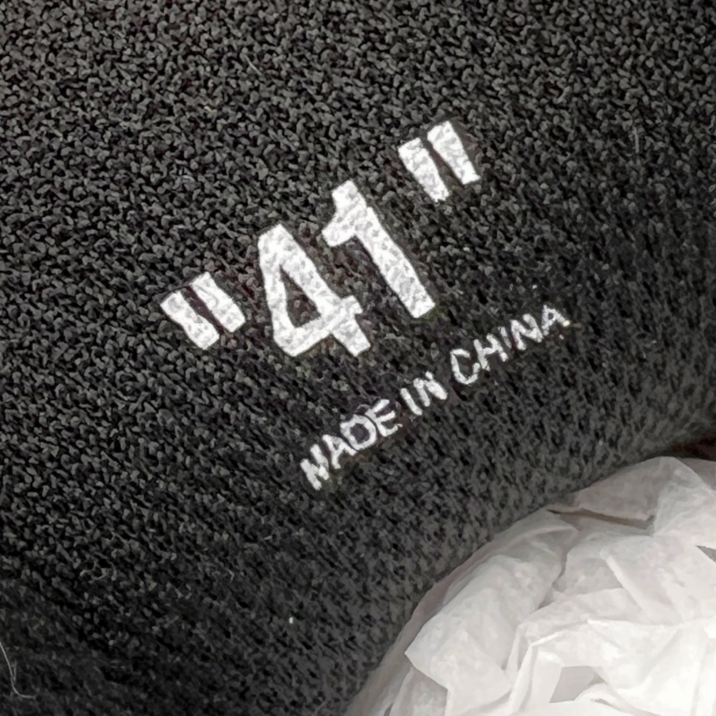 图片[11]-＃KX Off-White 2024年OW最新款跑鞋 #百分百原盒正确版 原楦原纸板数据开发 4层分离大底#鞋面采用3d立体打印和多种材料拼接而成#防滑耐磨透气性轻便跑鞋 作为曾经爆火 并且定位奢潮领域的标志性品牌 Off-White 仍需要不断更新符合当下潮流时尚的复古运动鞋款，以期收获基本盘消费者的关注 此次更新的 Off-White 新款运动鞋将经典复古老爹鞋细节设计更加夸张化 并将标志性箭头设计置于显著位置 除此之外 整个系列的色彩搭配也可谓纷繁多样 总有一款适合你 Off-White最新运动鞋款估计将在未来几个月登陆品牌专柜 喜欢的朋友切莫错过 尺码：36 37 38 39 40 41 42 43 44 45 46 47-选品中心