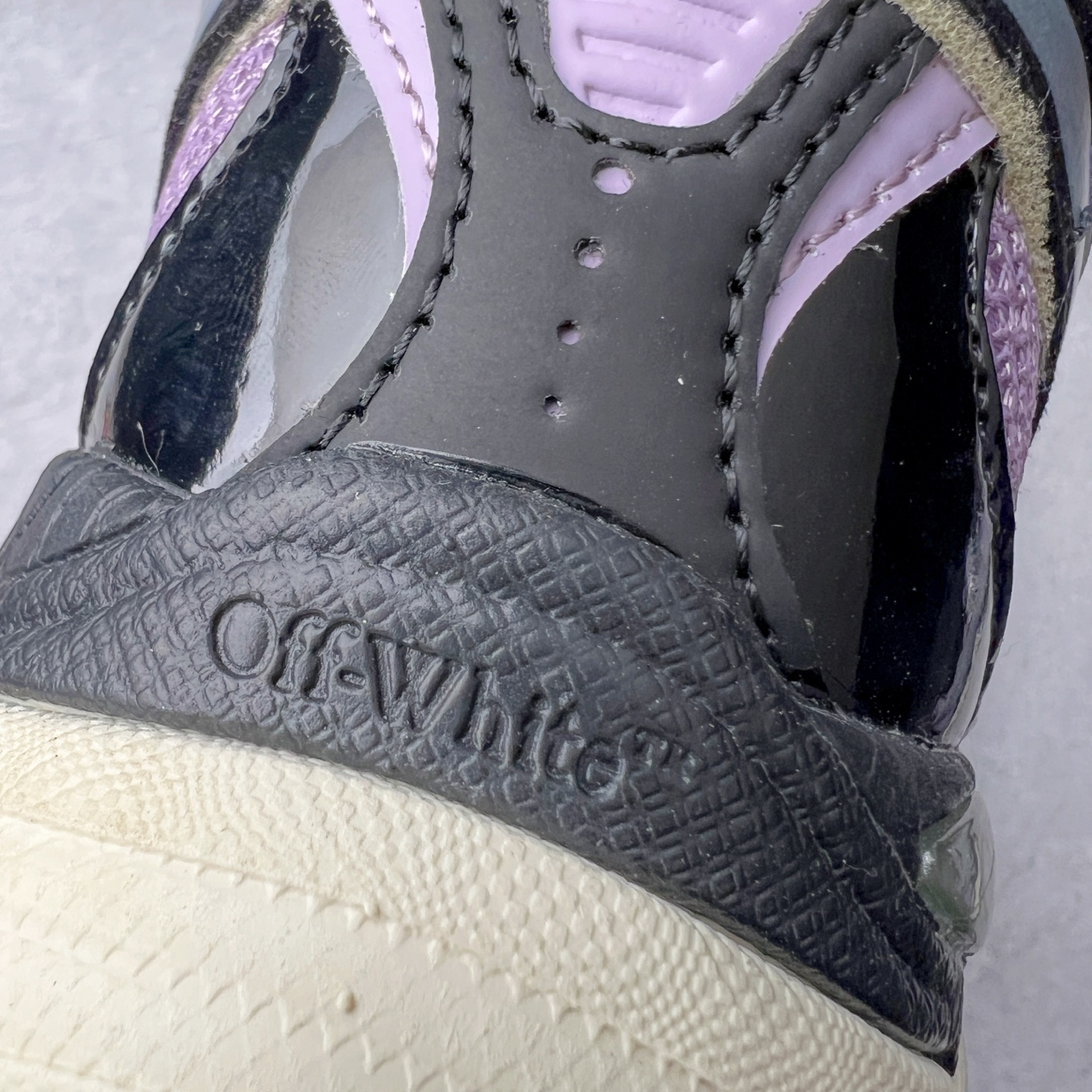 图片[12]-＃KX Off-White 2024年OW最新款跑鞋 #百分百原盒正确版 原楦原纸板数据开发 4层分离大底#鞋面采用3d立体打印和多种材料拼接而成#防滑耐磨透气性轻便跑鞋 作为曾经爆火 并且定位奢潮领域的标志性品牌 Off-White 仍需要不断更新符合当下潮流时尚的复古运动鞋款，以期收获基本盘消费者的关注 此次更新的 Off-White 新款运动鞋将经典复古老爹鞋细节设计更加夸张化 并将标志性箭头设计置于显著位置 除此之外 整个系列的色彩搭配也可谓纷繁多样 总有一款适合你 Off-White最新运动鞋款估计将在未来几个月登陆品牌专柜 喜欢的朋友切莫错过 尺码：36 37 38 39 40 41 42 43 44 45 46 47-选品中心