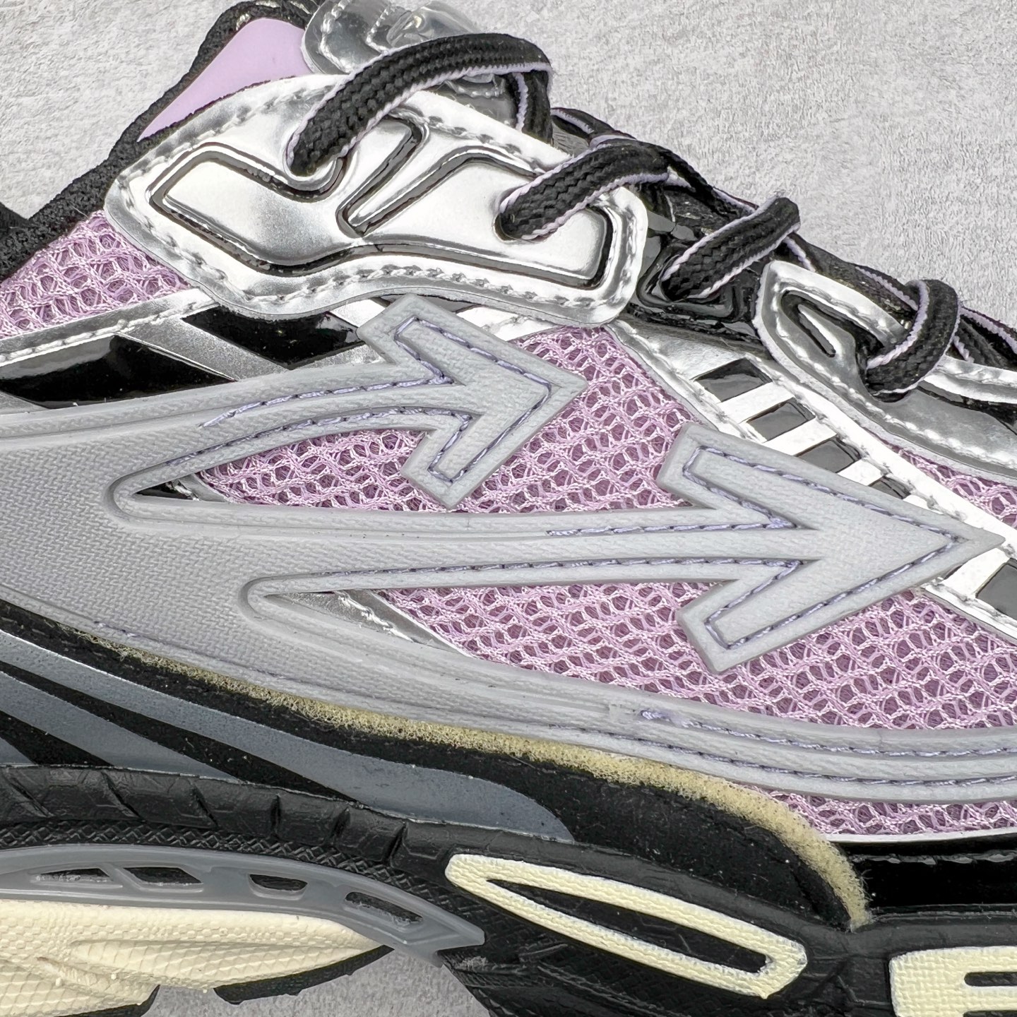 图片[16]-＃KX Off-White 2024年OW最新款跑鞋 #百分百原盒正确版 原楦原纸板数据开发 4层分离大底#鞋面采用3d立体打印和多种材料拼接而成#防滑耐磨透气性轻便跑鞋 作为曾经爆火 并且定位奢潮领域的标志性品牌 Off-White 仍需要不断更新符合当下潮流时尚的复古运动鞋款，以期收获基本盘消费者的关注 此次更新的 Off-White 新款运动鞋将经典复古老爹鞋细节设计更加夸张化 并将标志性箭头设计置于显著位置 除此之外 整个系列的色彩搭配也可谓纷繁多样 总有一款适合你 Off-White最新运动鞋款估计将在未来几个月登陆品牌专柜 喜欢的朋友切莫错过 尺码：36 37 38 39 40 41 42 43 44 45 46 47-选品中心