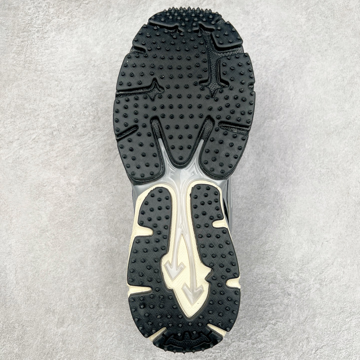 图片[9]-＃KX Off-White 2024年OW最新款跑鞋 #百分百原盒正确版 原楦原纸板数据开发 4层分离大底#鞋面采用3d立体打印和多种材料拼接而成#防滑耐磨透气性轻便跑鞋 作为曾经爆火 并且定位奢潮领域的标志性品牌 Off-White 仍需要不断更新符合当下潮流时尚的复古运动鞋款，以期收获基本盘消费者的关注 此次更新的 Off-White 新款运动鞋将经典复古老爹鞋细节设计更加夸张化 并将标志性箭头设计置于显著位置 除此之外 整个系列的色彩搭配也可谓纷繁多样 总有一款适合你 Off-White最新运动鞋款估计将在未来几个月登陆品牌专柜 喜欢的朋友切莫错过 尺码：36 37 38 39 40 41 42 43 44 45 46 47-选品中心