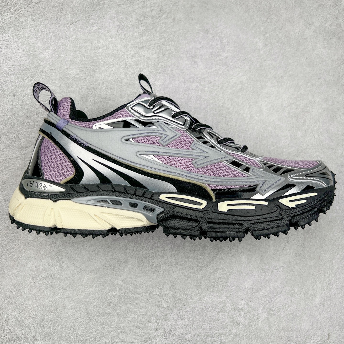 ＃KX Off-White 2024年OW最新款跑鞋 #百分百原盒正确版 原楦原纸板数据开发 4层分离大底#鞋面采用3d立体打印和多种材料拼接而成#防滑耐磨透气性轻便跑鞋 作为曾经爆火 并且定位奢潮领域的标志性品牌 Off-White 仍需要不断更新符合当下潮流时尚的复古运动鞋款，以期收获基本盘消费者的关注 此次更新的 Off-White 新款运动鞋将经典复古老爹鞋细节设计更加夸张化 并将标志性箭头设计置于显著位置 除此之外 整个系列的色彩搭配也可谓纷繁多样 总有一款适合你 Off-White最新运动鞋款估计将在未来几个月登陆品牌专柜 喜欢的朋友切莫错过 尺码：36 37 38 39 40 41 42 43 44 45 46 47-选品中心