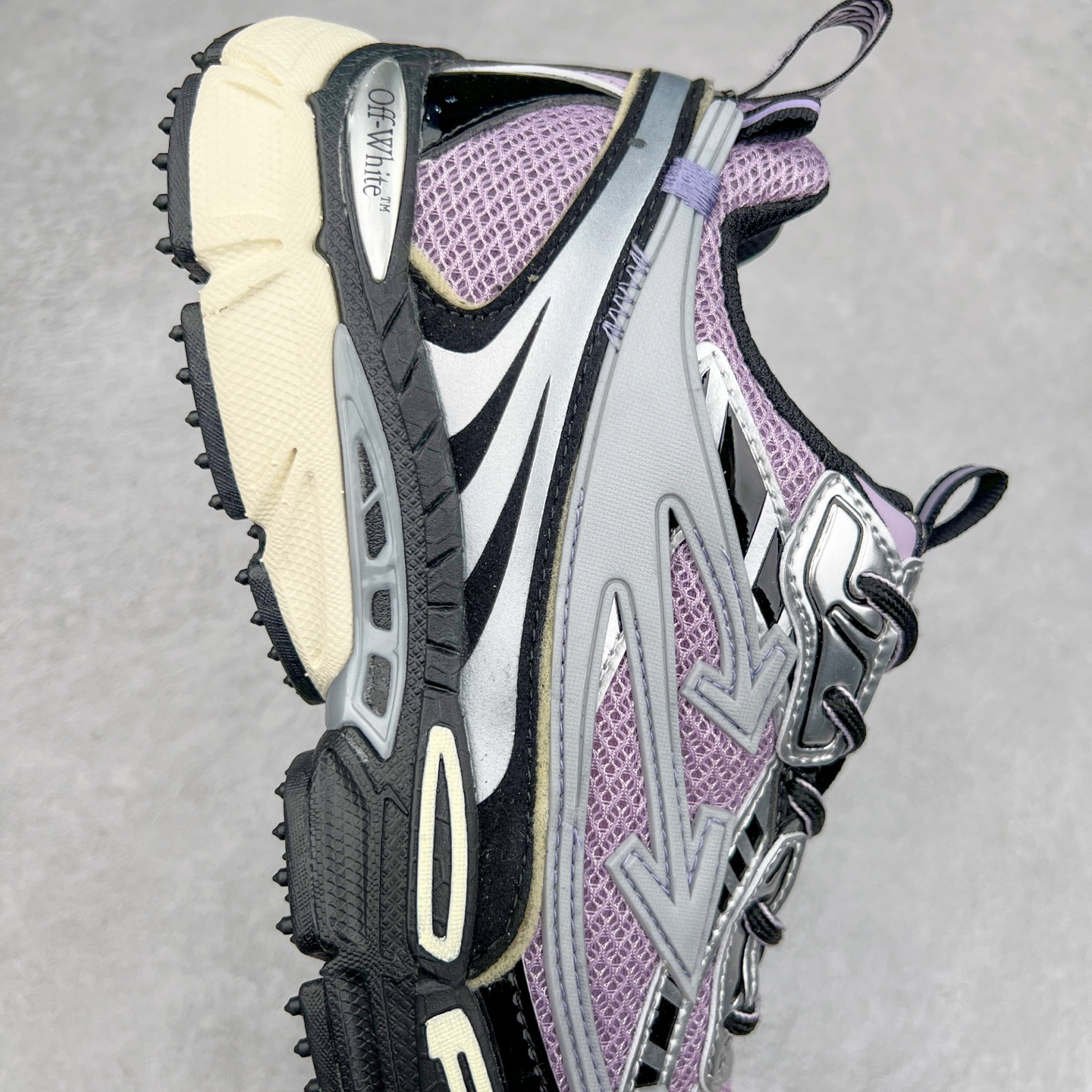 图片[6]-＃KX Off-White 2024年OW最新款跑鞋 #百分百原盒正确版 原楦原纸板数据开发 4层分离大底#鞋面采用3d立体打印和多种材料拼接而成#防滑耐磨透气性轻便跑鞋 作为曾经爆火 并且定位奢潮领域的标志性品牌 Off-White 仍需要不断更新符合当下潮流时尚的复古运动鞋款，以期收获基本盘消费者的关注 此次更新的 Off-White 新款运动鞋将经典复古老爹鞋细节设计更加夸张化 并将标志性箭头设计置于显著位置 除此之外 整个系列的色彩搭配也可谓纷繁多样 总有一款适合你 Off-White最新运动鞋款估计将在未来几个月登陆品牌专柜 喜欢的朋友切莫错过 尺码：36 37 38 39 40 41 42 43 44 45 46 47-选品中心