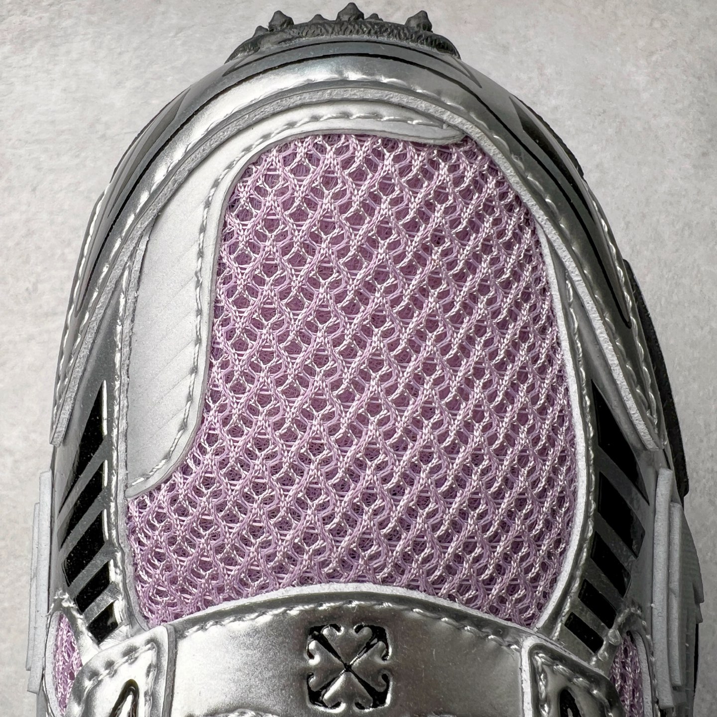 图片[14]-＃KX Off-White 2024年OW最新款跑鞋 #百分百原盒正确版 原楦原纸板数据开发 4层分离大底#鞋面采用3d立体打印和多种材料拼接而成#防滑耐磨透气性轻便跑鞋 作为曾经爆火 并且定位奢潮领域的标志性品牌 Off-White 仍需要不断更新符合当下潮流时尚的复古运动鞋款，以期收获基本盘消费者的关注 此次更新的 Off-White 新款运动鞋将经典复古老爹鞋细节设计更加夸张化 并将标志性箭头设计置于显著位置 除此之外 整个系列的色彩搭配也可谓纷繁多样 总有一款适合你 Off-White最新运动鞋款估计将在未来几个月登陆品牌专柜 喜欢的朋友切莫错过 尺码：36 37 38 39 40 41 42 43 44 45 46 47-选品中心