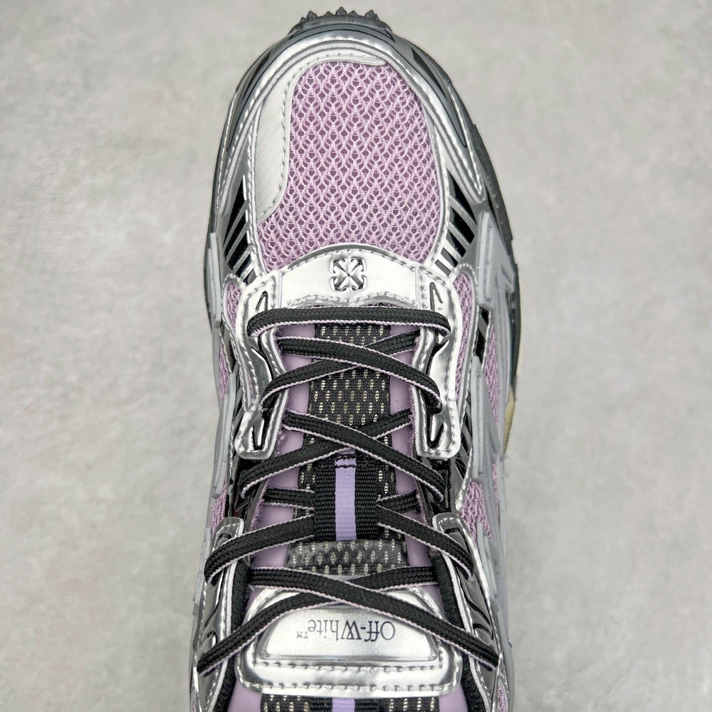 图片[4]-＃KX Off-White 2024年OW最新款跑鞋 #百分百原盒正确版 原楦原纸板数据开发 4层分离大底#鞋面采用3d立体打印和多种材料拼接而成#防滑耐磨透气性轻便跑鞋 作为曾经爆火 并且定位奢潮领域的标志性品牌 Off-White 仍需要不断更新符合当下潮流时尚的复古运动鞋款，以期收获基本盘消费者的关注 此次更新的 Off-White 新款运动鞋将经典复古老爹鞋细节设计更加夸张化 并将标志性箭头设计置于显著位置 除此之外 整个系列的色彩搭配也可谓纷繁多样 总有一款适合你 Off-White最新运动鞋款估计将在未来几个月登陆品牌专柜 喜欢的朋友切莫错过 尺码：36 37 38 39 40 41 42 43 44 45 46 47-选品中心