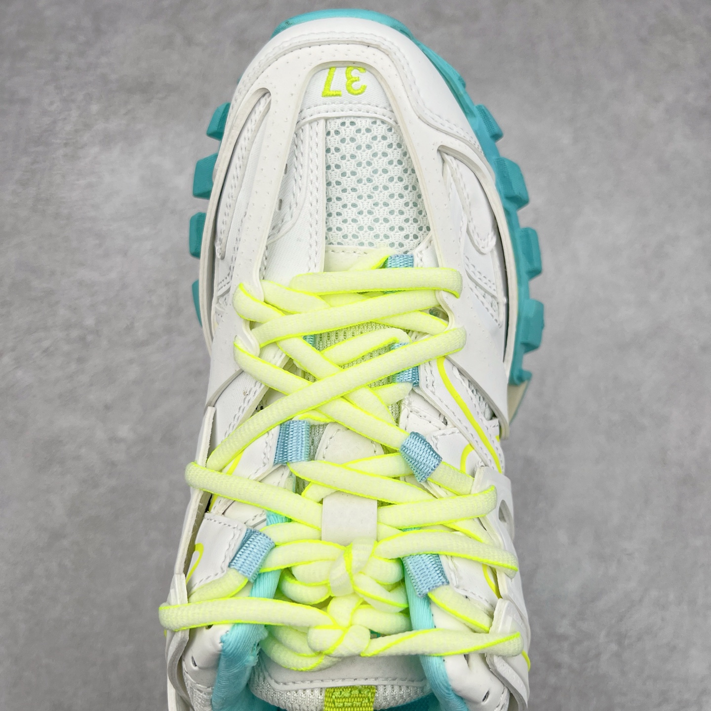 图片[4]-＃VG零售版 BALENCIAGA Track 巴黎世家三代复古老爹鞋 全套原纸板楦头开发 最原汁原味的灵魂版型 全鞋荧光划线卡点 胶水把控整洁度追求极致完美 每一双都是工艺品 多重QC质检 超越公司货的品控标准 实实在在的免检产品 原盒原配 正确字体电绣 粗细、位置、大小正确 侧边TPU 透气孔匹配意产原版 正确气垫分离大底 TPU软底 原版一致大底LOGO 立体感十足 原厂皮料水洗做旧 采购原厂网纱 该款鞋采用网眼布和尼龙制成 不含皮革 鞋舌饰有Track.2橡胶品牌标识 外侧饰有橡胶品牌标识 泡沫后帮压印品牌标识 外底正面压印BB标识 由176块饰片拼接而成的铰接式鞋面 侧面配金属质感网眼布 内面配有额外金属光泽饰件 包含1副鞋带和1副备用鞋带 后帮配有拉环鞋提 动态鞋底设计 为双脚带来后续的助力 正常尺码 尺码：35 36 37 38 39 40 41 42 43 44 45 46-选品中心