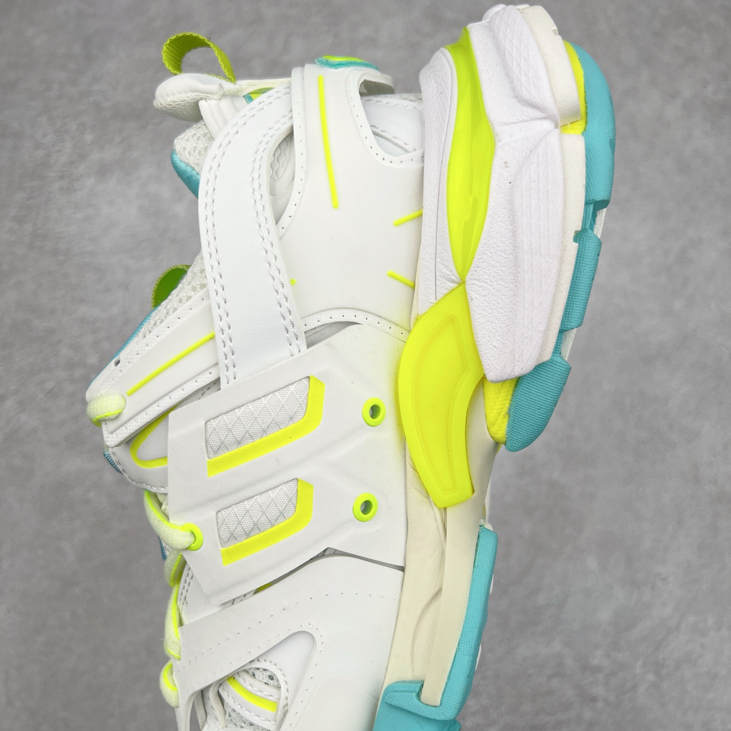 图片[7]-＃VG零售版 BALENCIAGA Track 巴黎世家三代复古老爹鞋 全套原纸板楦头开发 最原汁原味的灵魂版型 全鞋荧光划线卡点 胶水把控整洁度追求极致完美 每一双都是工艺品 多重QC质检 超越公司货的品控标准 实实在在的免检产品 原盒原配 正确字体电绣 粗细、位置、大小正确 侧边TPU 透气孔匹配意产原版 正确气垫分离大底 TPU软底 原版一致大底LOGO 立体感十足 原厂皮料水洗做旧 采购原厂网纱 该款鞋采用网眼布和尼龙制成 不含皮革 鞋舌饰有Track.2橡胶品牌标识 外侧饰有橡胶品牌标识 泡沫后帮压印品牌标识 外底正面压印BB标识 由176块饰片拼接而成的铰接式鞋面 侧面配金属质感网眼布 内面配有额外金属光泽饰件 包含1副鞋带和1副备用鞋带 后帮配有拉环鞋提 动态鞋底设计 为双脚带来后续的助力 正常尺码 尺码：35 36 37 38 39 40 41 42 43 44 45 46-选品中心