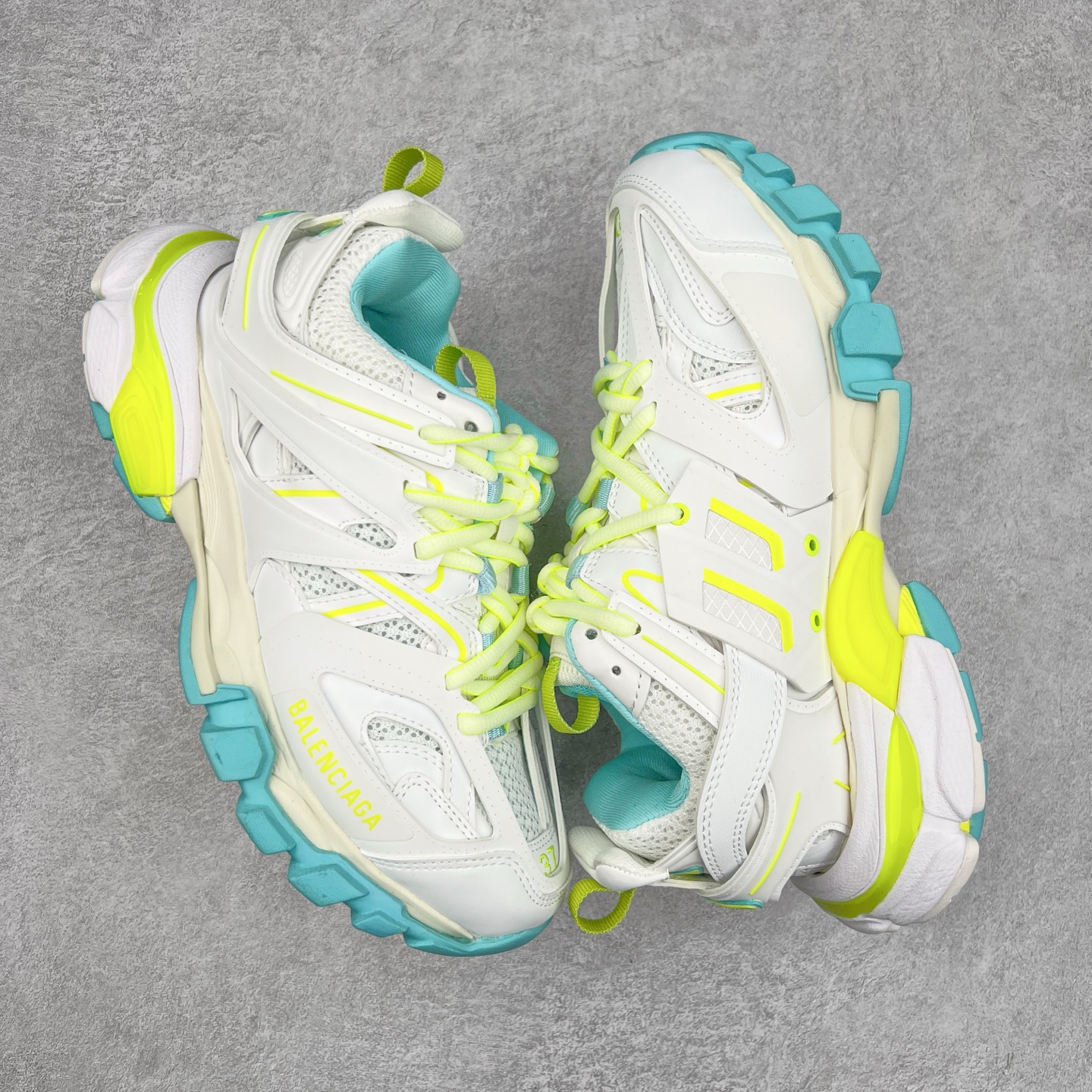 图片[3]-＃VG零售版 BALENCIAGA Track 巴黎世家三代复古老爹鞋 全套原纸板楦头开发 最原汁原味的灵魂版型 全鞋荧光划线卡点 胶水把控整洁度追求极致完美 每一双都是工艺品 多重QC质检 超越公司货的品控标准 实实在在的免检产品 原盒原配 正确字体电绣 粗细、位置、大小正确 侧边TPU 透气孔匹配意产原版 正确气垫分离大底 TPU软底 原版一致大底LOGO 立体感十足 原厂皮料水洗做旧 采购原厂网纱 该款鞋采用网眼布和尼龙制成 不含皮革 鞋舌饰有Track.2橡胶品牌标识 外侧饰有橡胶品牌标识 泡沫后帮压印品牌标识 外底正面压印BB标识 由176块饰片拼接而成的铰接式鞋面 侧面配金属质感网眼布 内面配有额外金属光泽饰件 包含1副鞋带和1副备用鞋带 后帮配有拉环鞋提 动态鞋底设计 为双脚带来后续的助力 正常尺码 尺码：35 36 37 38 39 40 41 42 43 44 45 46-选品中心